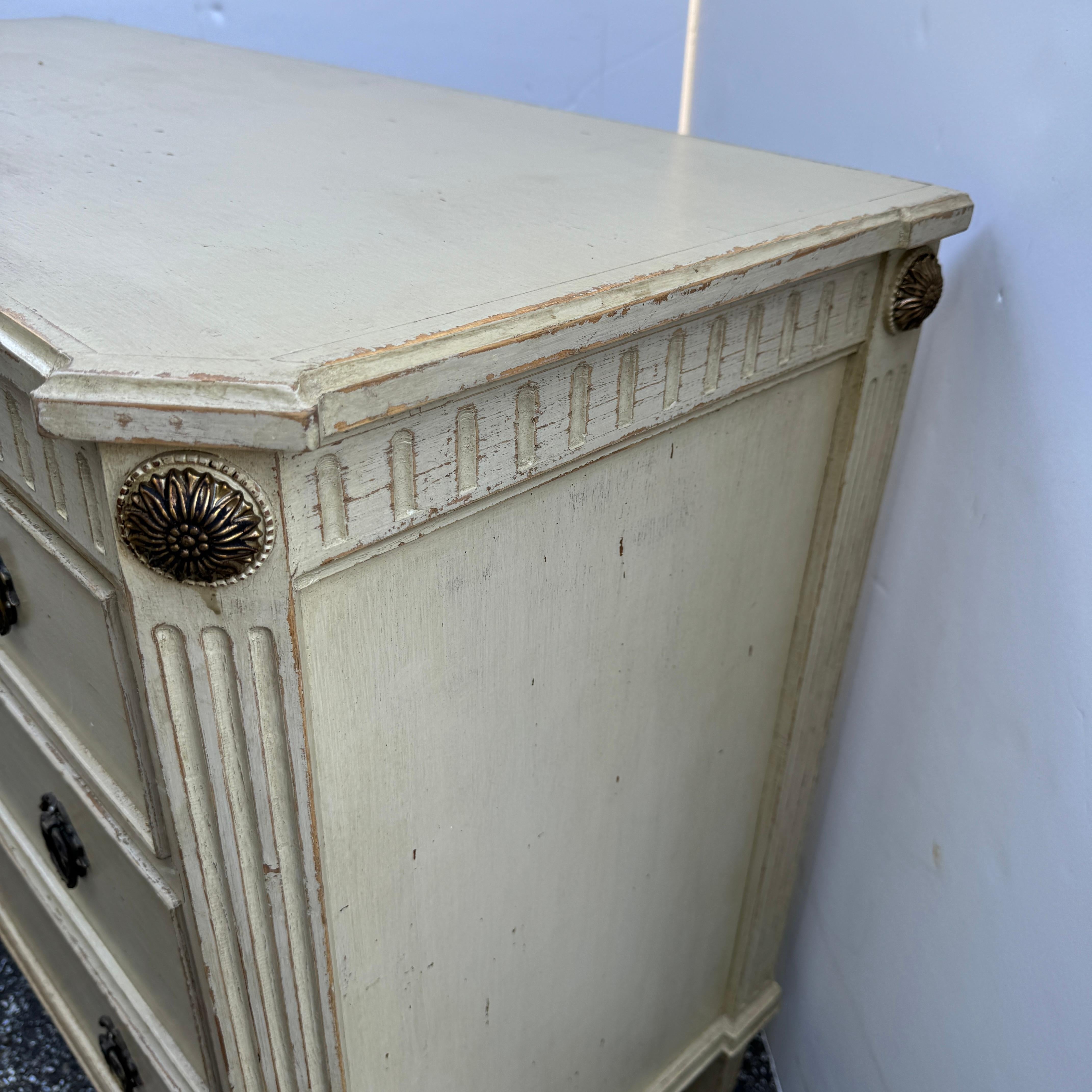 Swedish Gustavian Painted Commode with Fluted Carvings  3