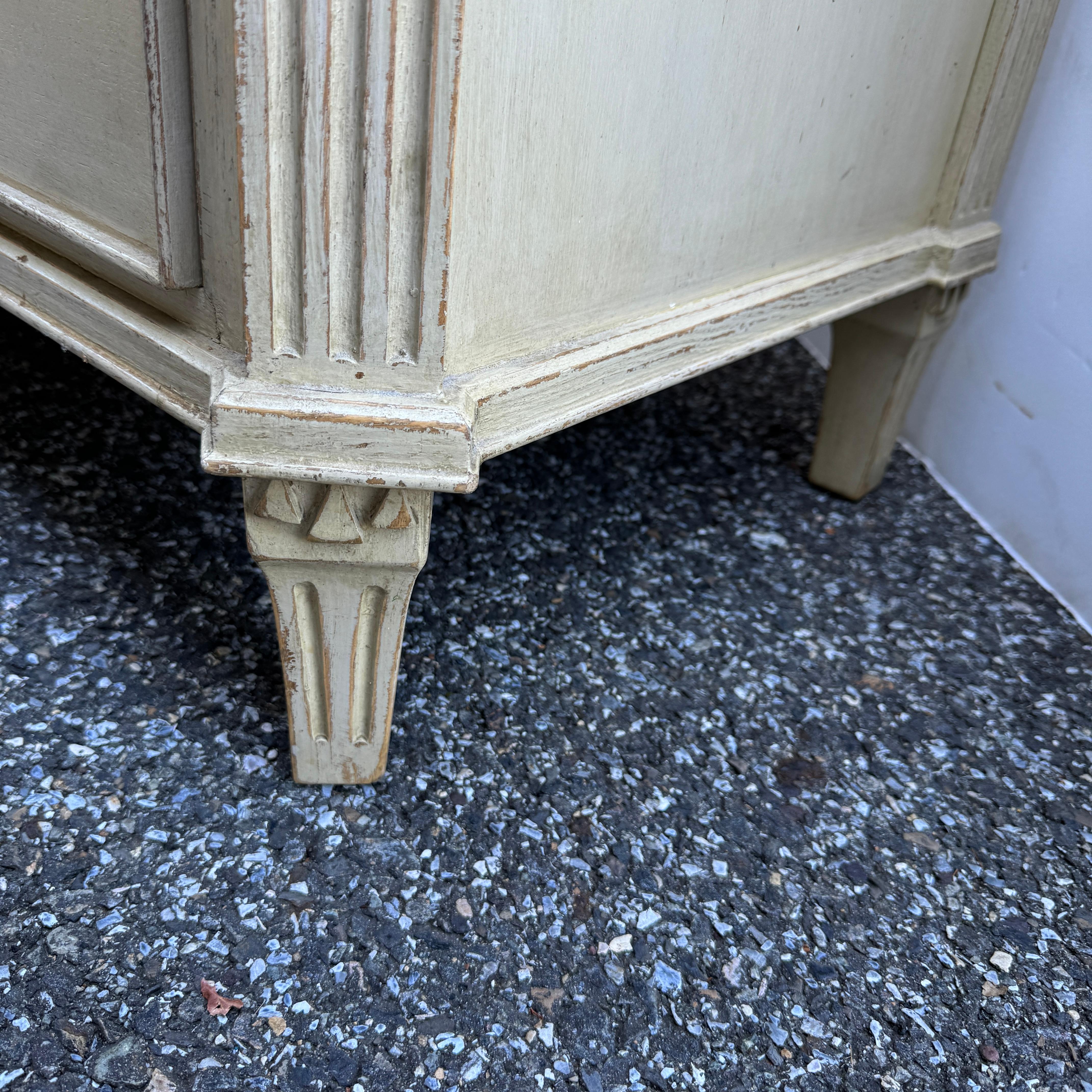Swedish Gustavian Painted Commode with Fluted Carvings  4