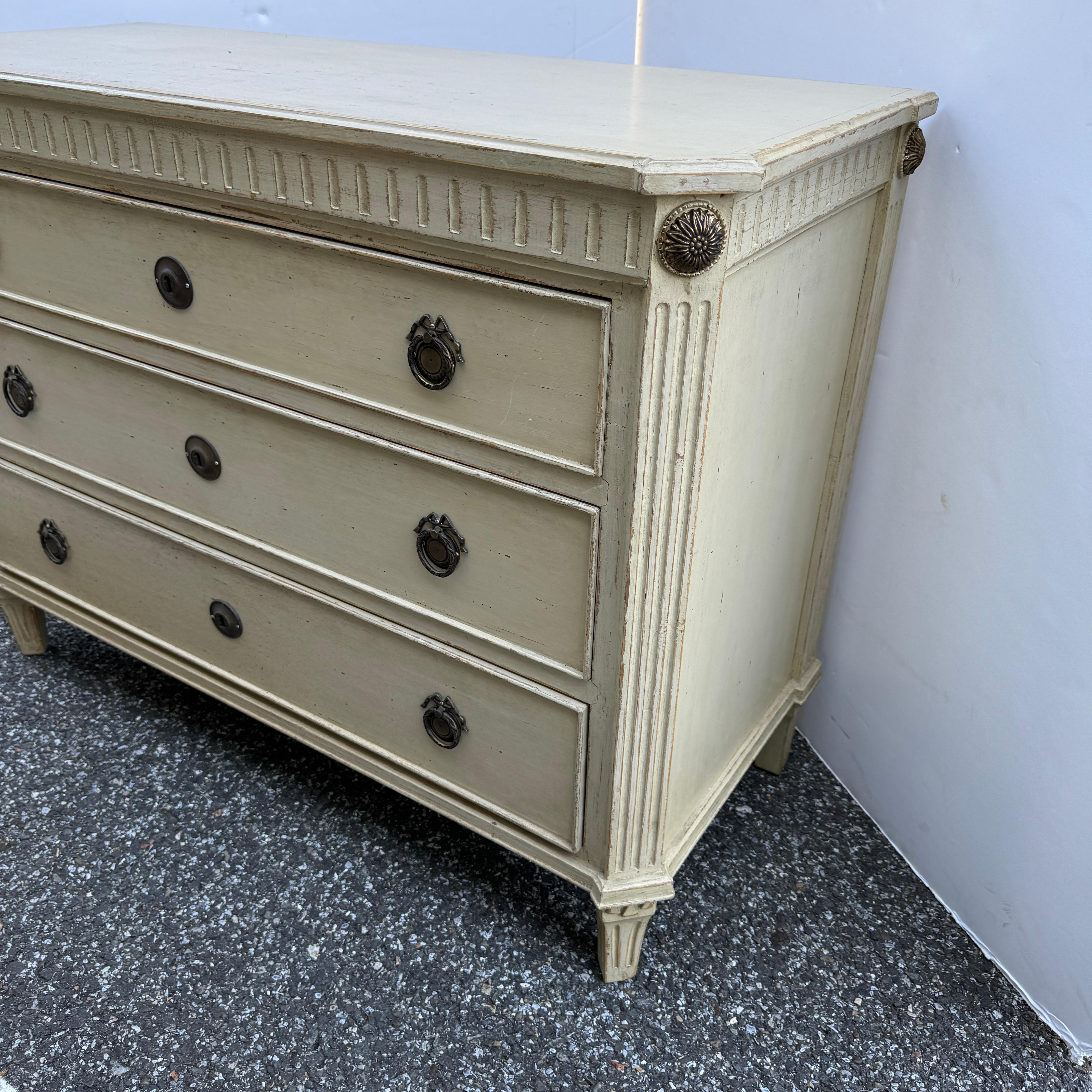 Swedish Gustavian Painted Commode with Fluted Carvings  In Distressed Condition In Haddonfield, NJ