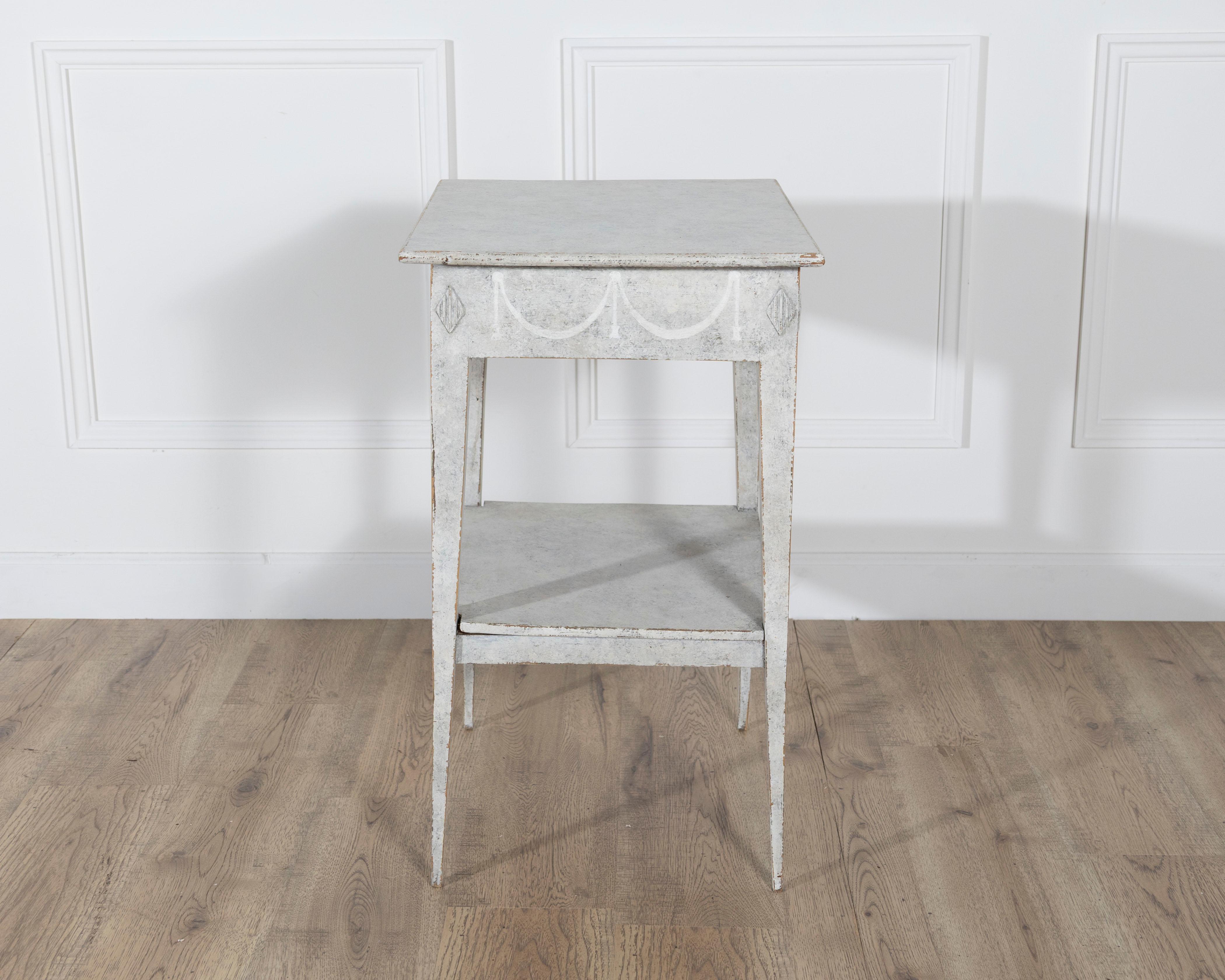 XIX secolo Tavolo da console svedese dipinto in stile gustaviano con cassetto e ripiano, CIRCA 1860 in vendita
