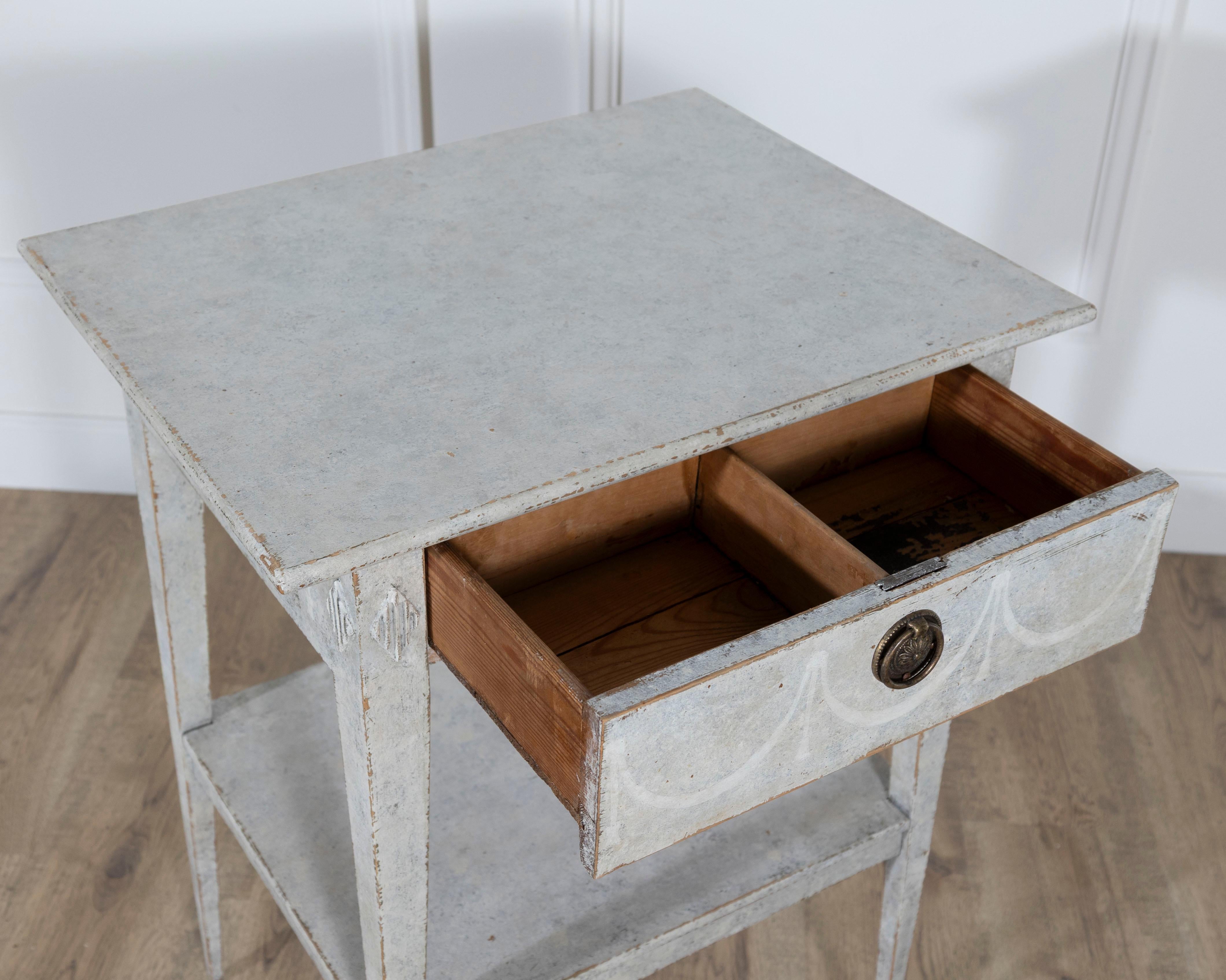 Tavolo da console svedese dipinto in stile gustaviano con cassetto e ripiano, CIRCA 1860 in vendita 1