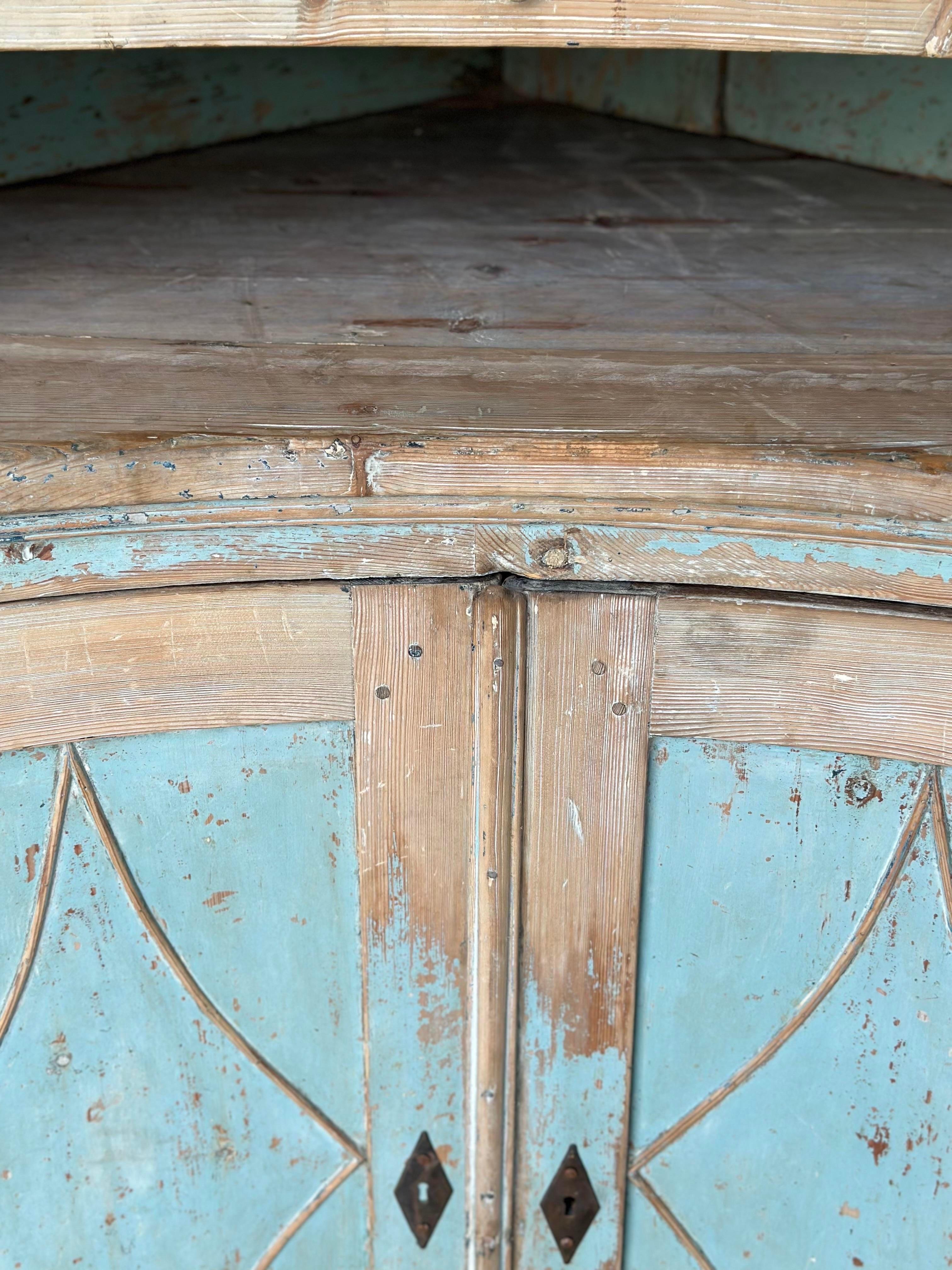 19th Century Swedish Gustavian Painted Corner Cabinet For Sale