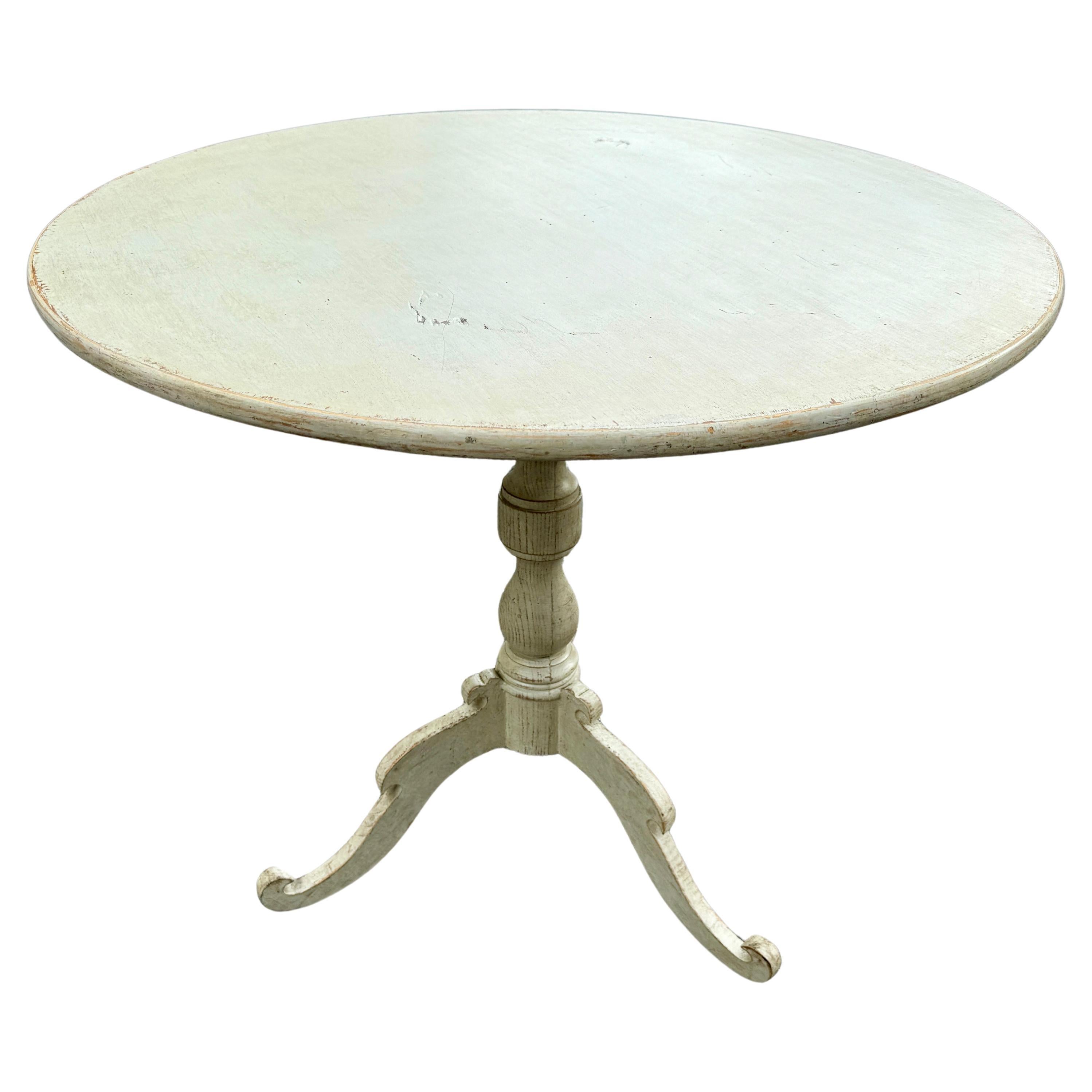 Swedish Gustavian Painted Round Center Hall Table  In Good Condition For Sale In Haddonfield, NJ