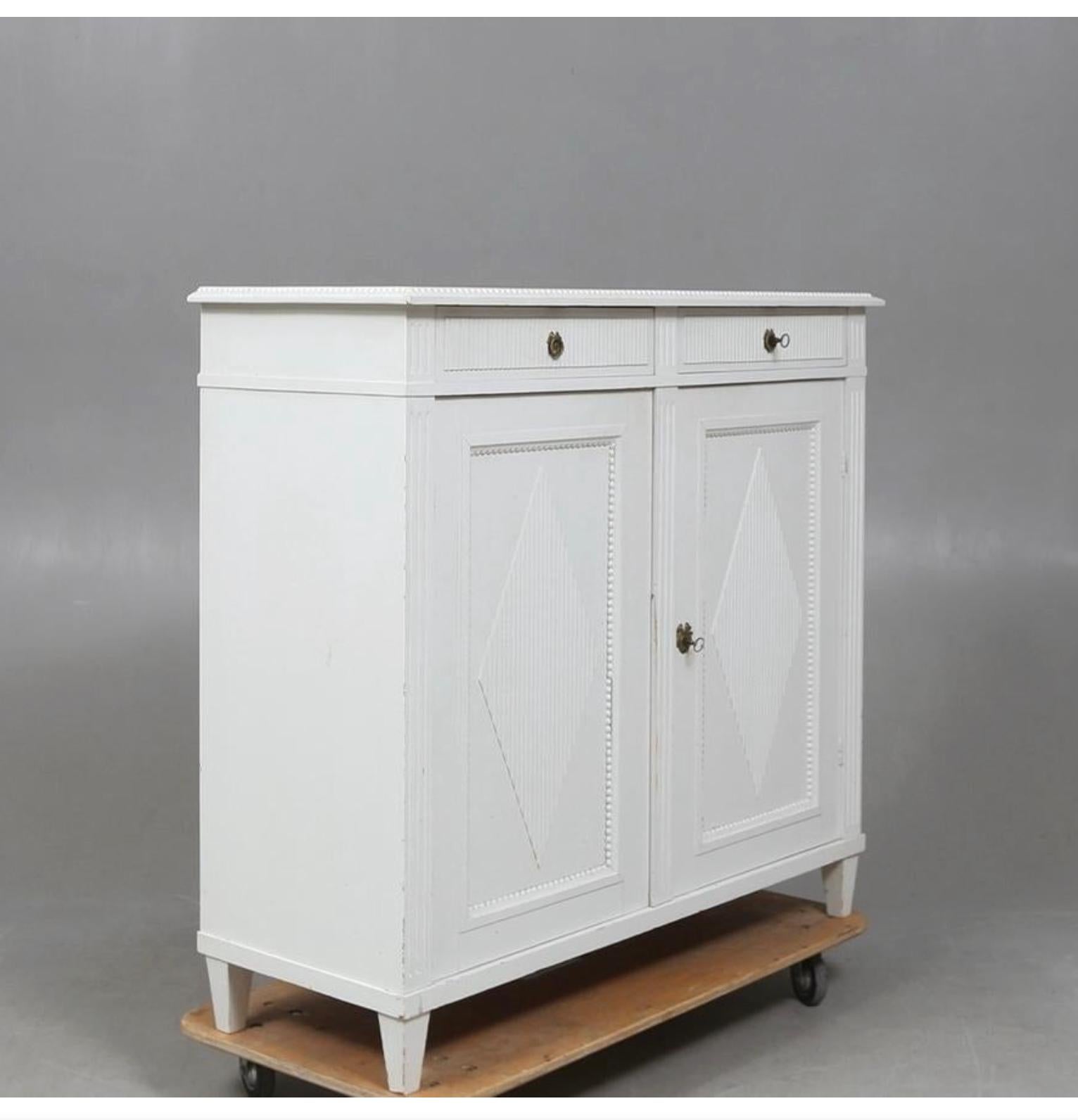 Swedish Gustavian Painted Sideboard Buffet Commode White C.1890 (Gustavianisch) im Angebot