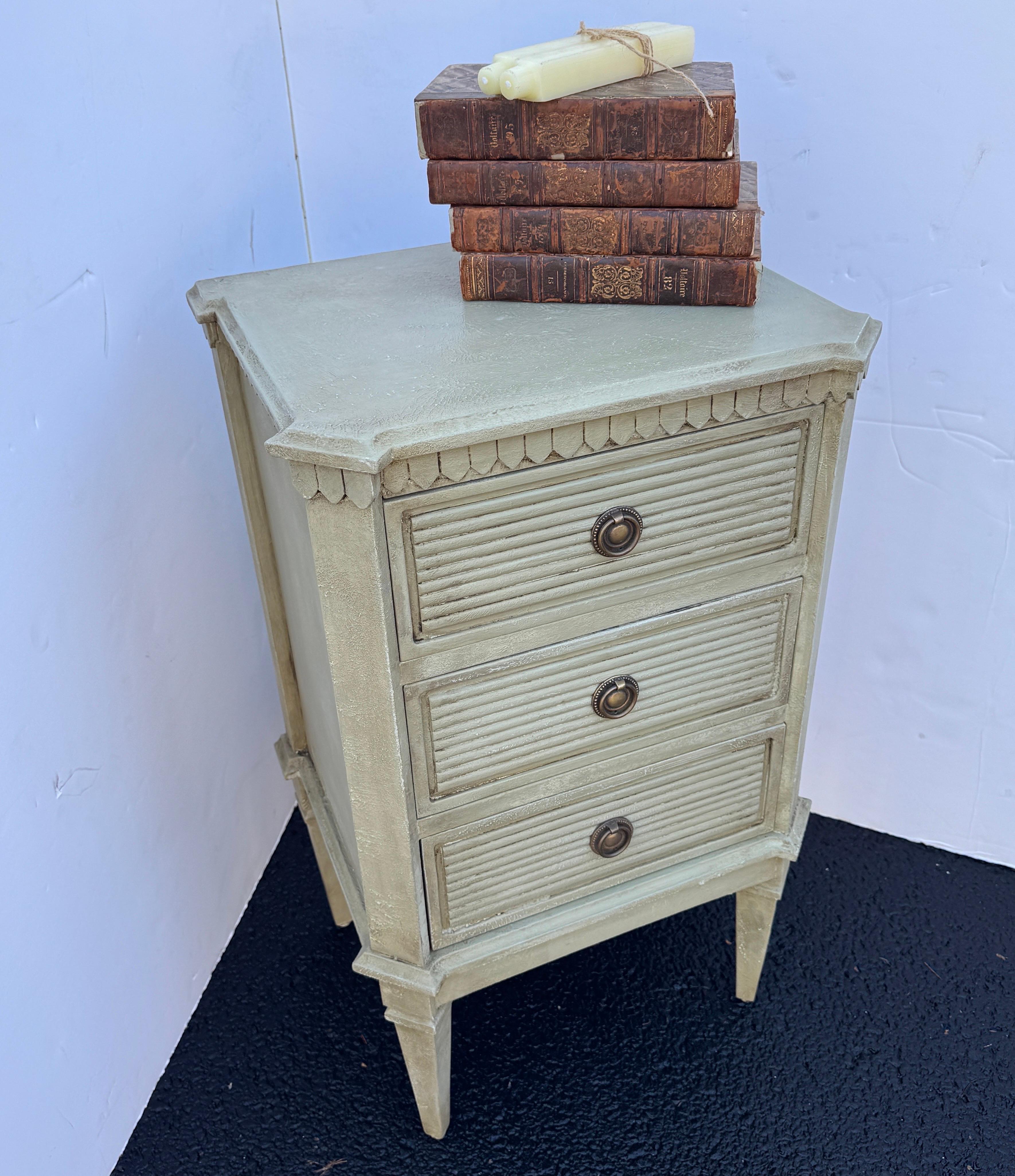 Sueca Gustaviana Pintada Pequeña Cómoda Cajonera Mesilla de noche en venta 6