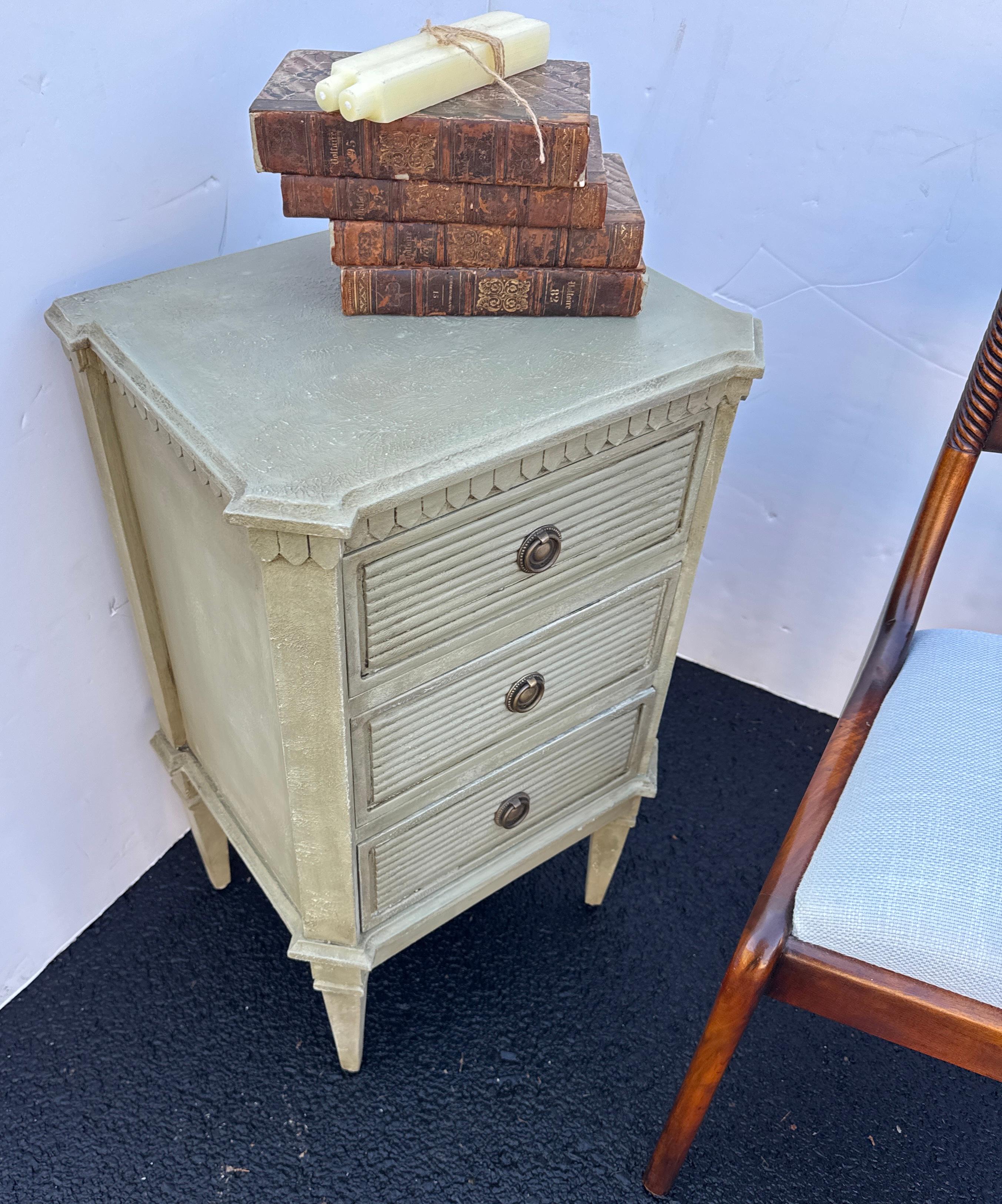 Swedish Gustavian Painted Small Commode Chest of Drawers Nightstand For Sale 8