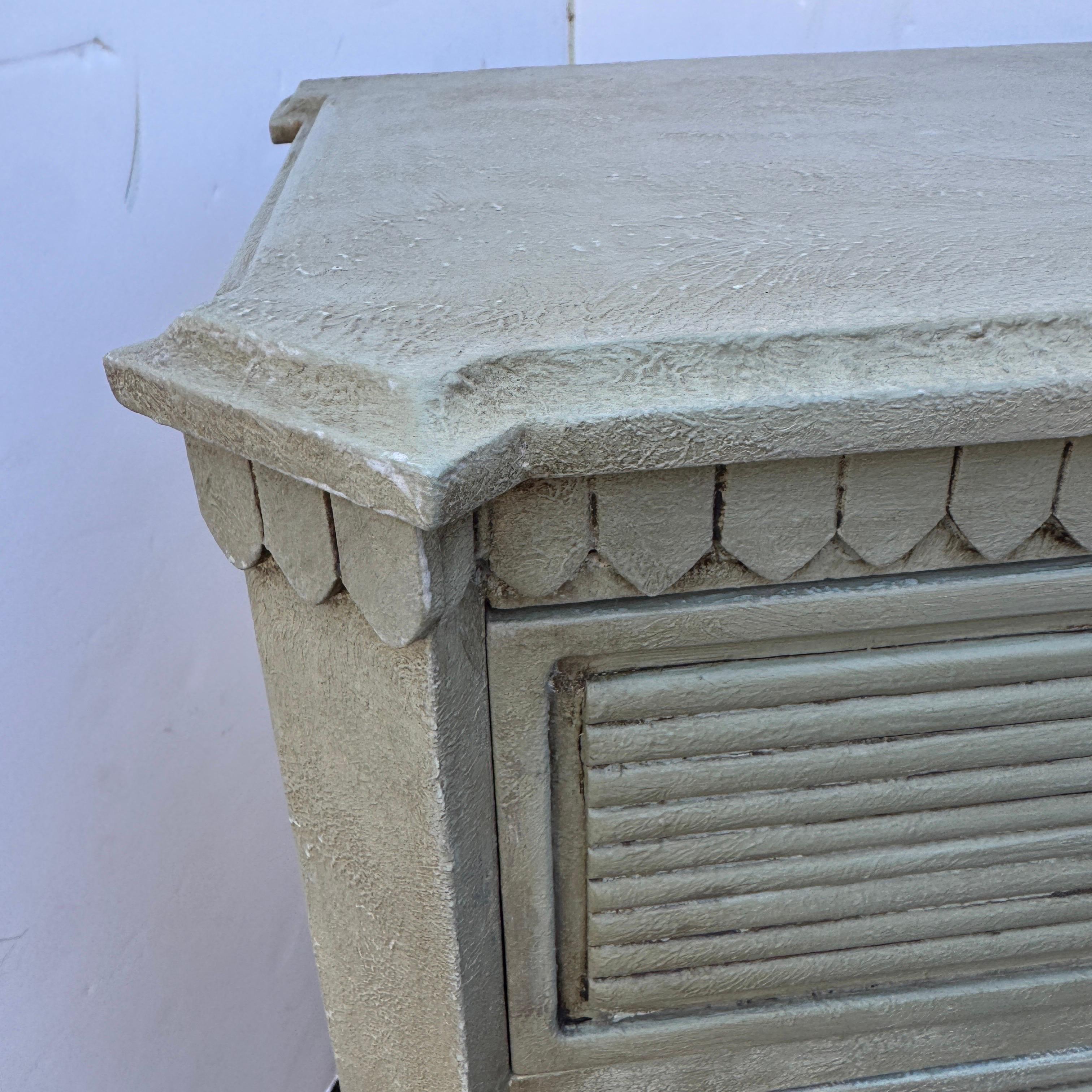 Sueca Gustaviana Pintada Pequeña Cómoda Cajonera Mesilla de noche Latón en venta