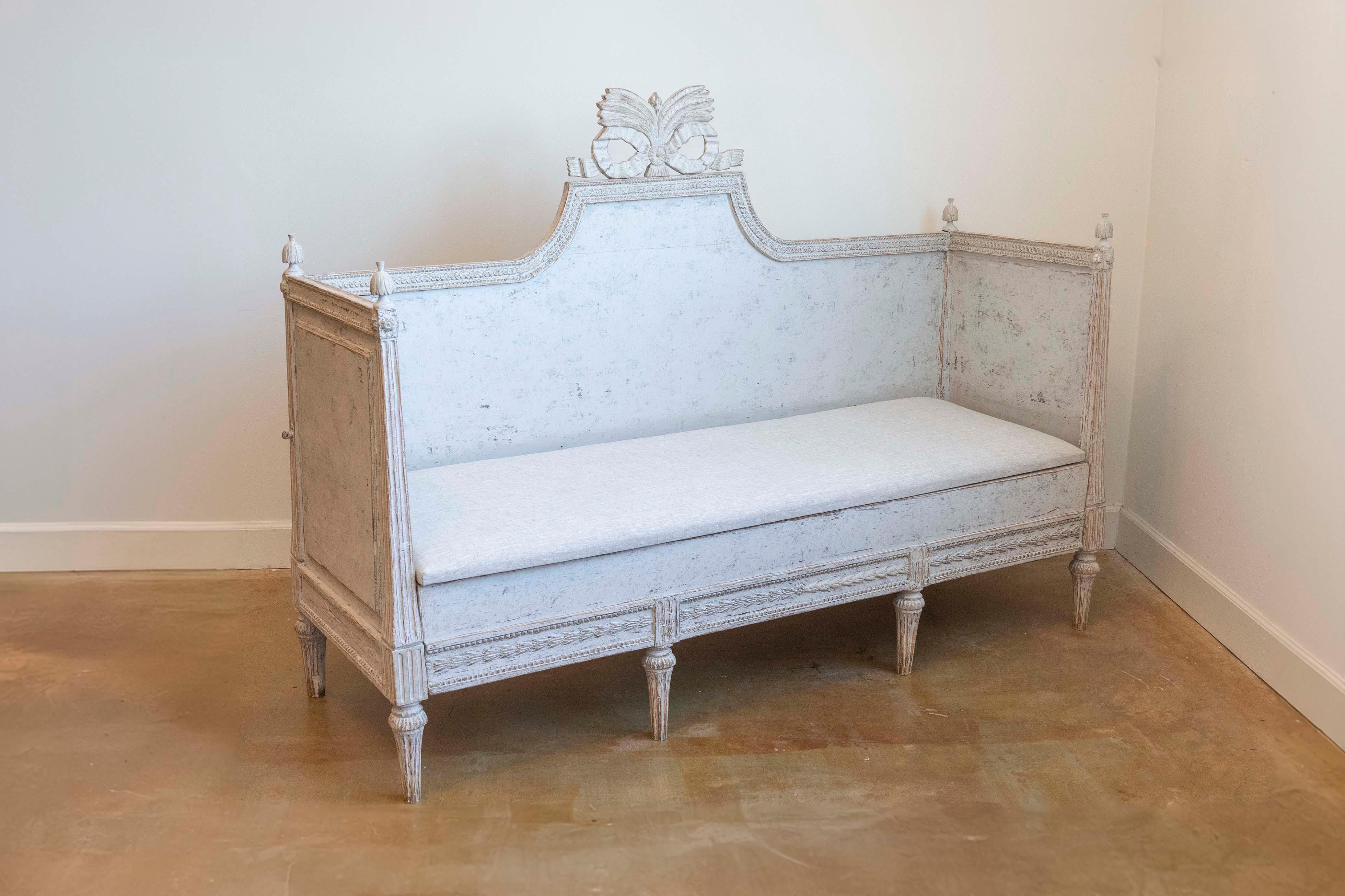 Swedish Gustavian Period 1780s Painted Wood Sofa with Carved Crest and Apron For Sale 7