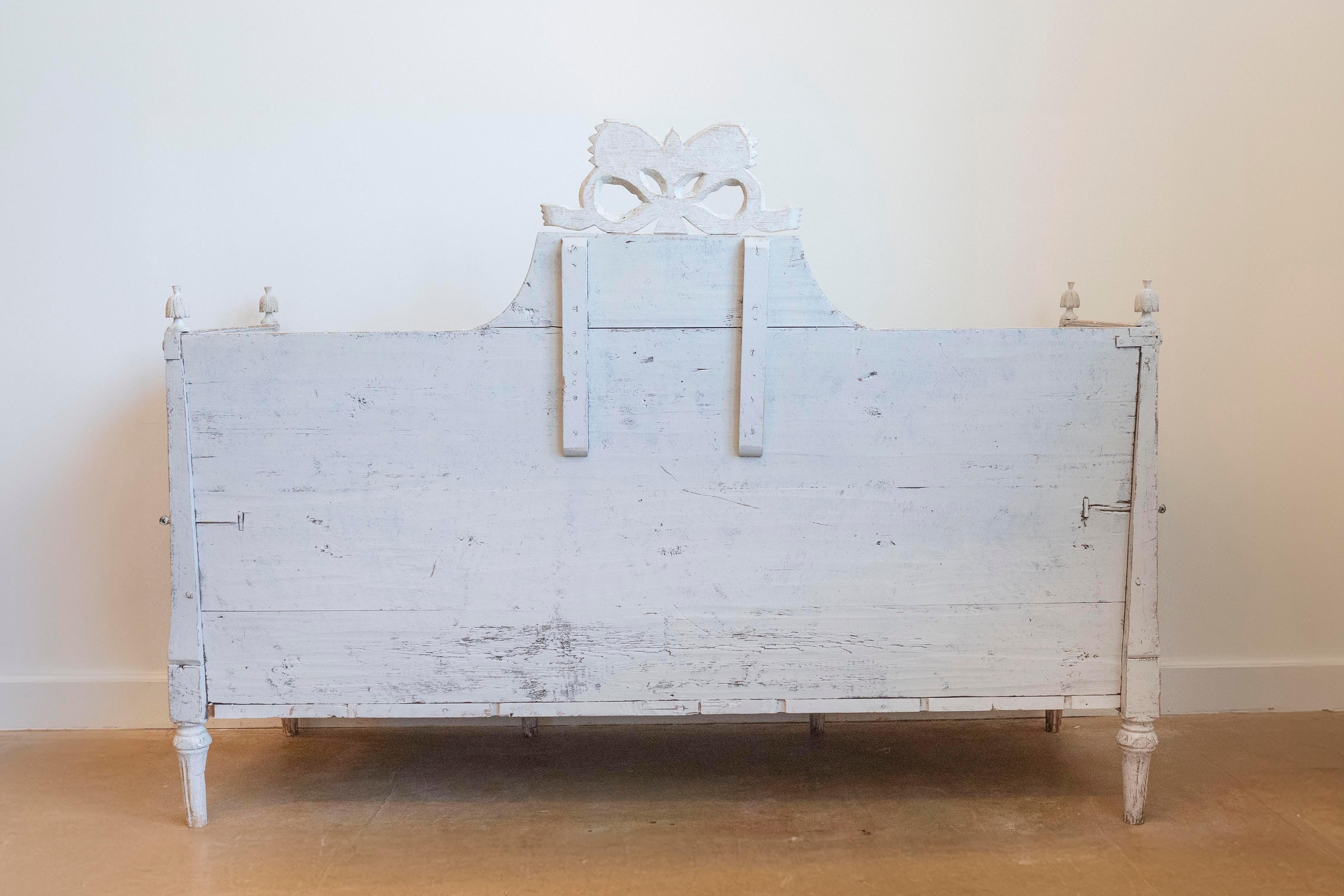 Swedish Gustavian Period 1780s Painted Wood Sofa with Carved Crest and Apron For Sale 9