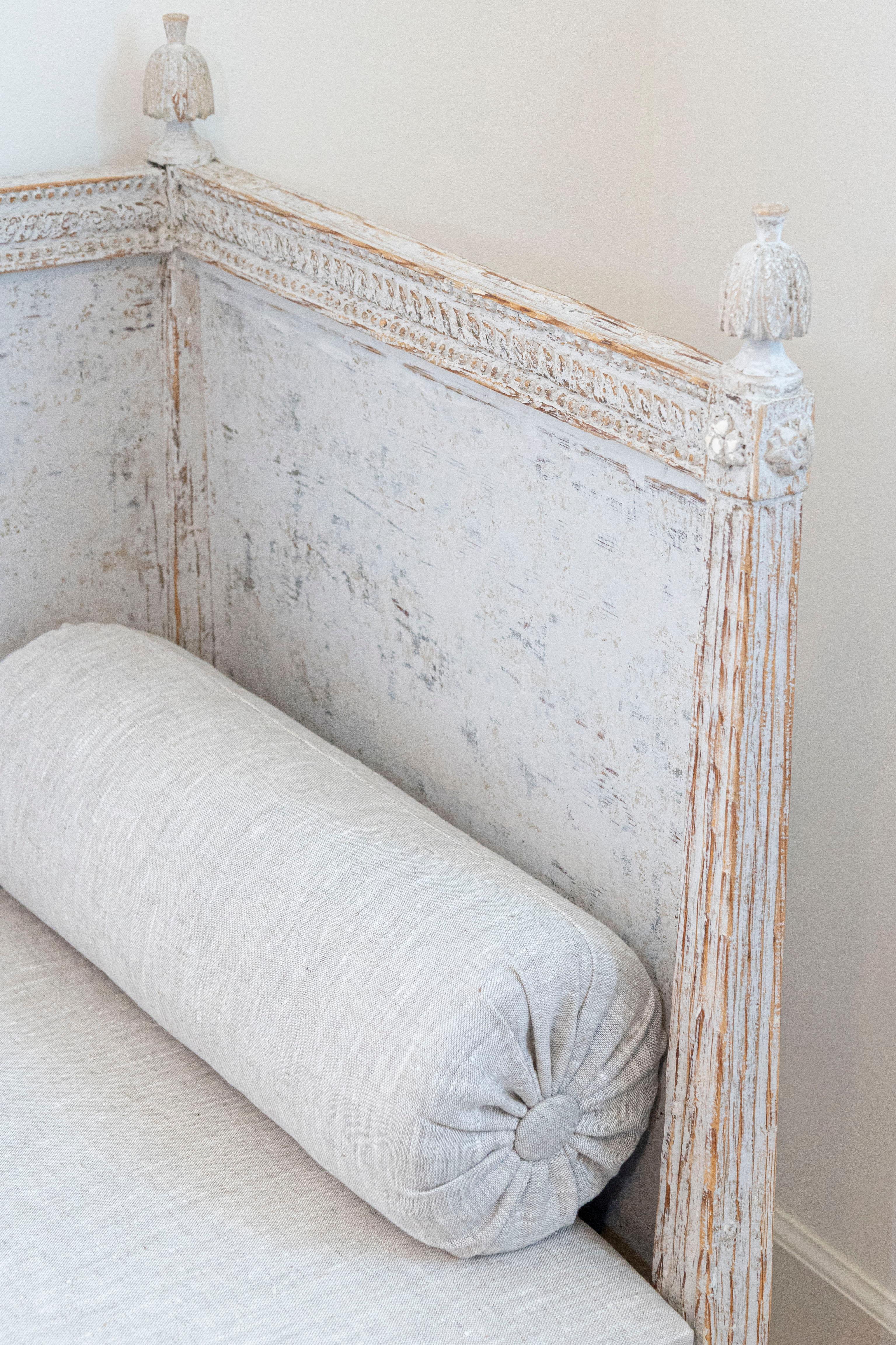 18th Century Swedish Gustavian Period 1780s Painted Wood Sofa with Carved Crest and Apron For Sale