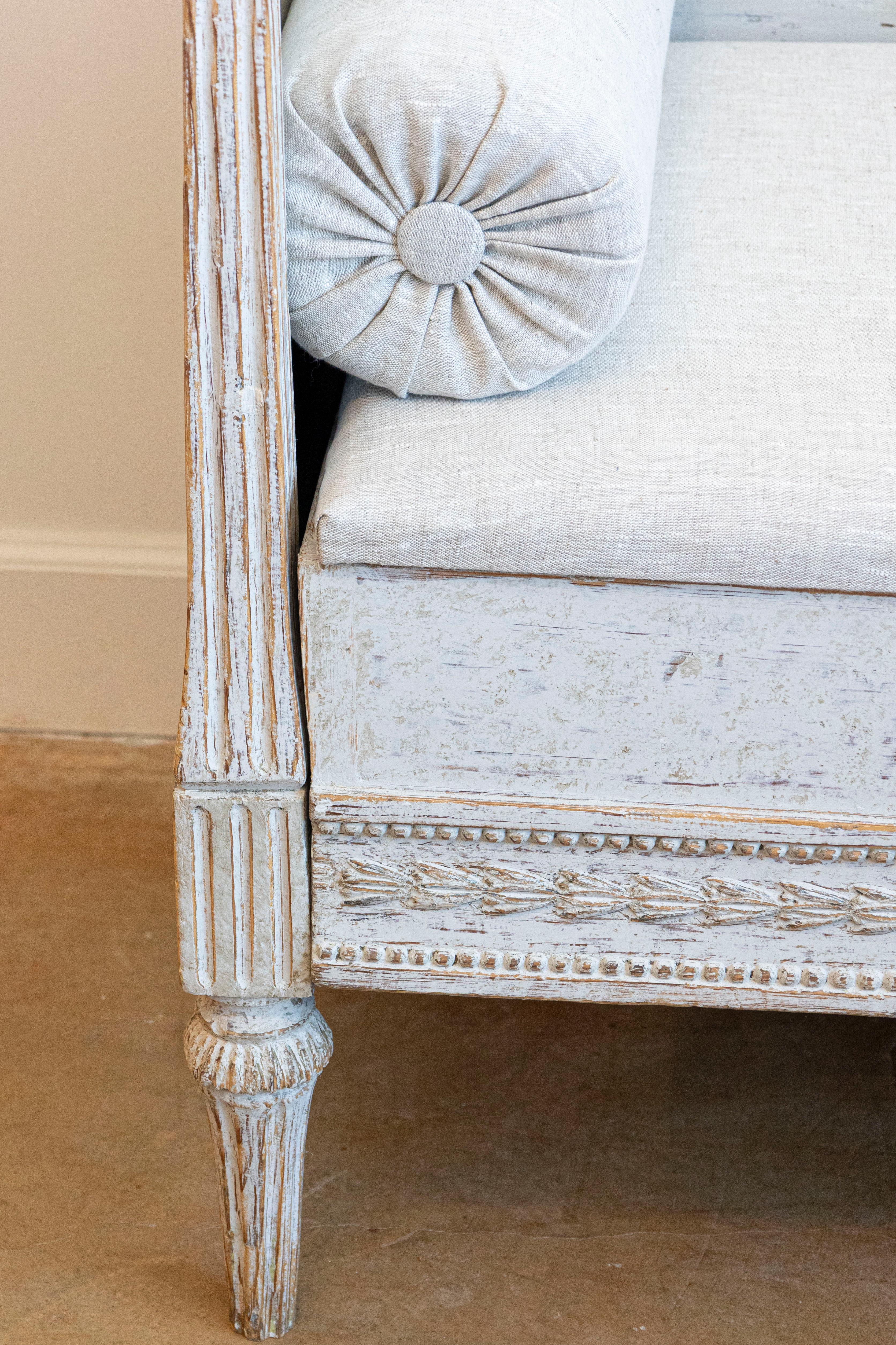 Swedish Gustavian Period 1780s Painted Wood Sofa with Carved Crest and Apron For Sale 1