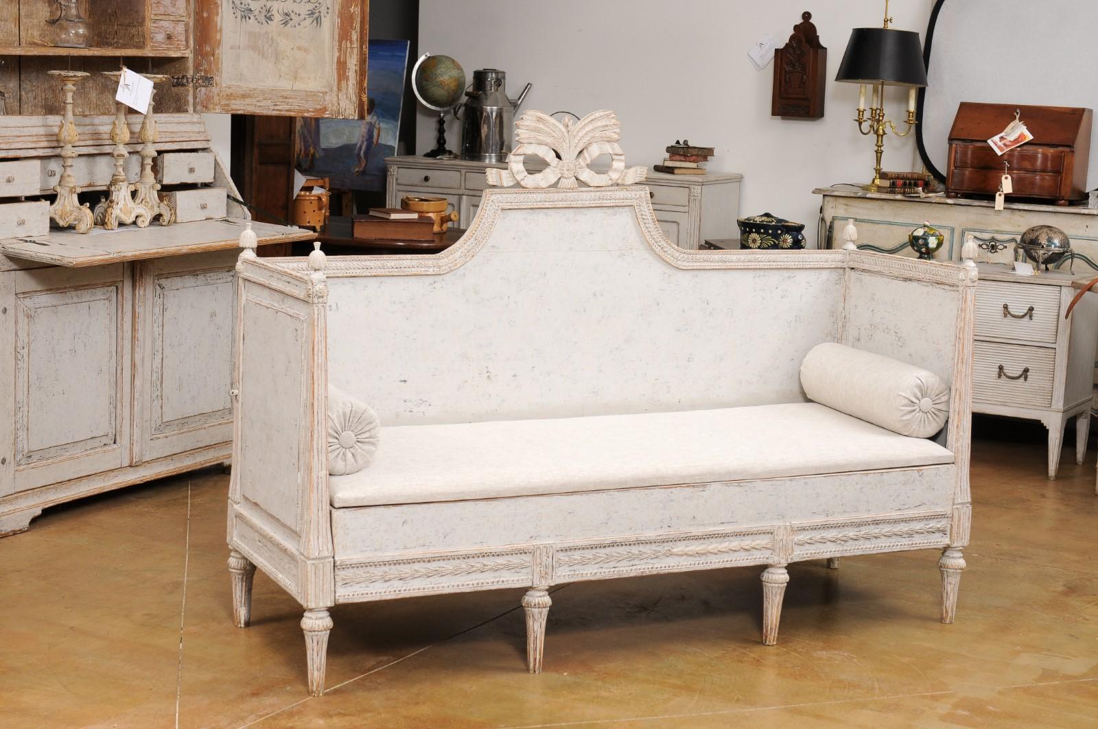 Swedish Gustavian Period 1780s Painted Wood Sofa with Carved Crest and Apron For Sale 2
