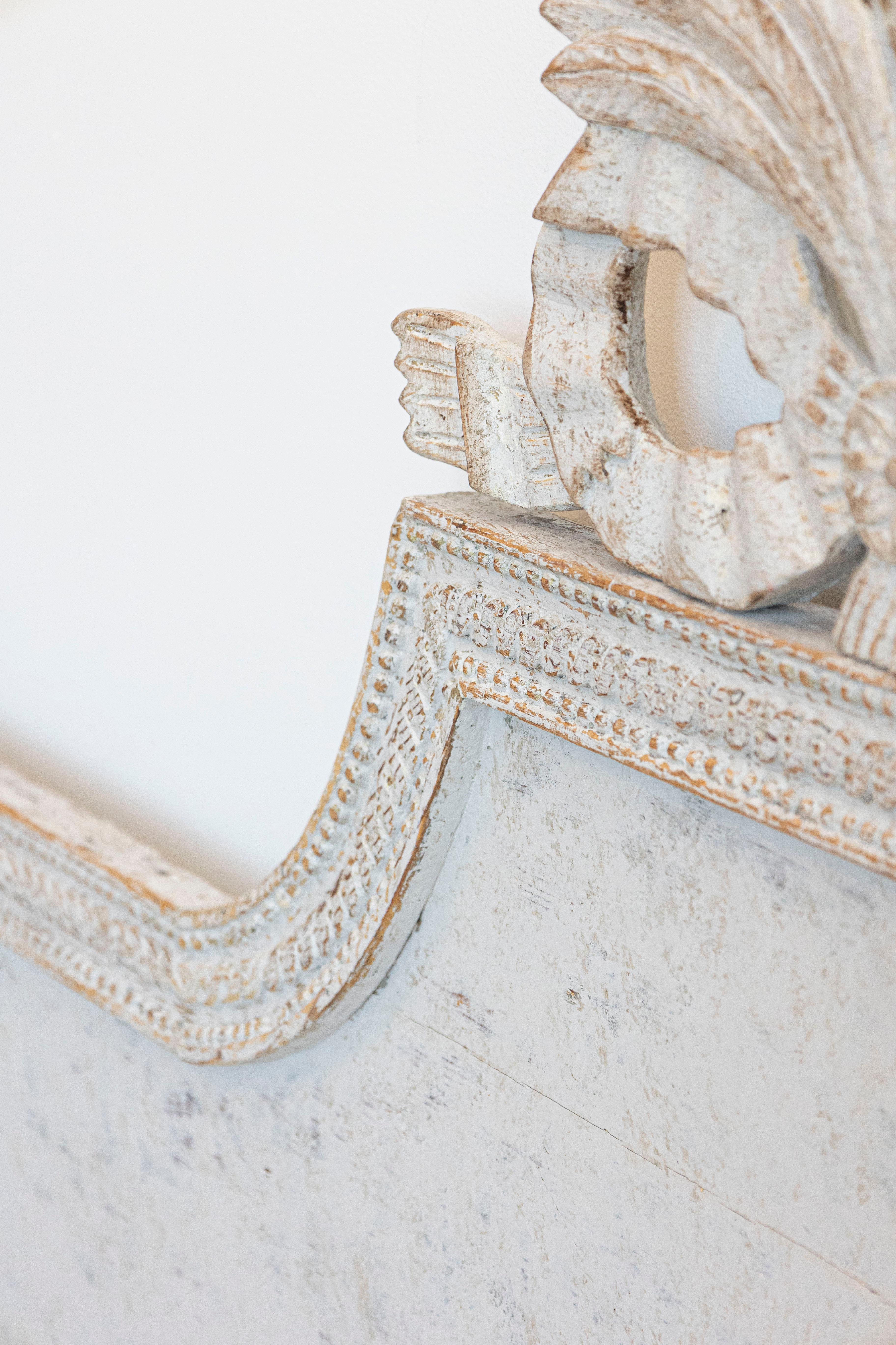 Swedish Gustavian Period 1780s Painted Wood Sofa with Carved Crest and Apron For Sale 3