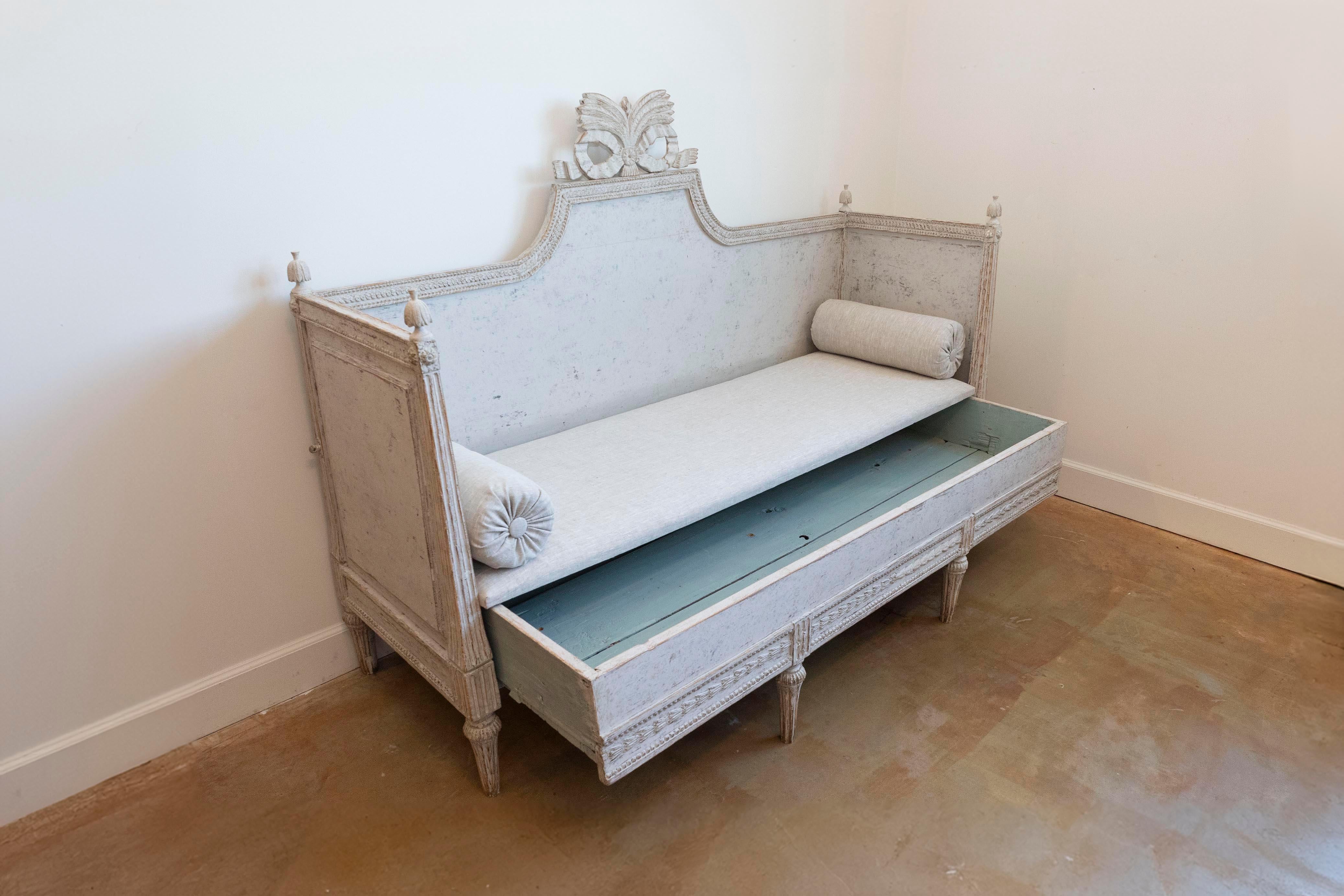 Swedish Gustavian Period 1780s Painted Wood Sofa with Carved Crest and Apron For Sale 4
