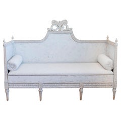Schwedisches Sofa aus dem Gustavianischen Zeitalter (1780) aus bemaltem Holz mit geschnitztem Wappen und Schürze