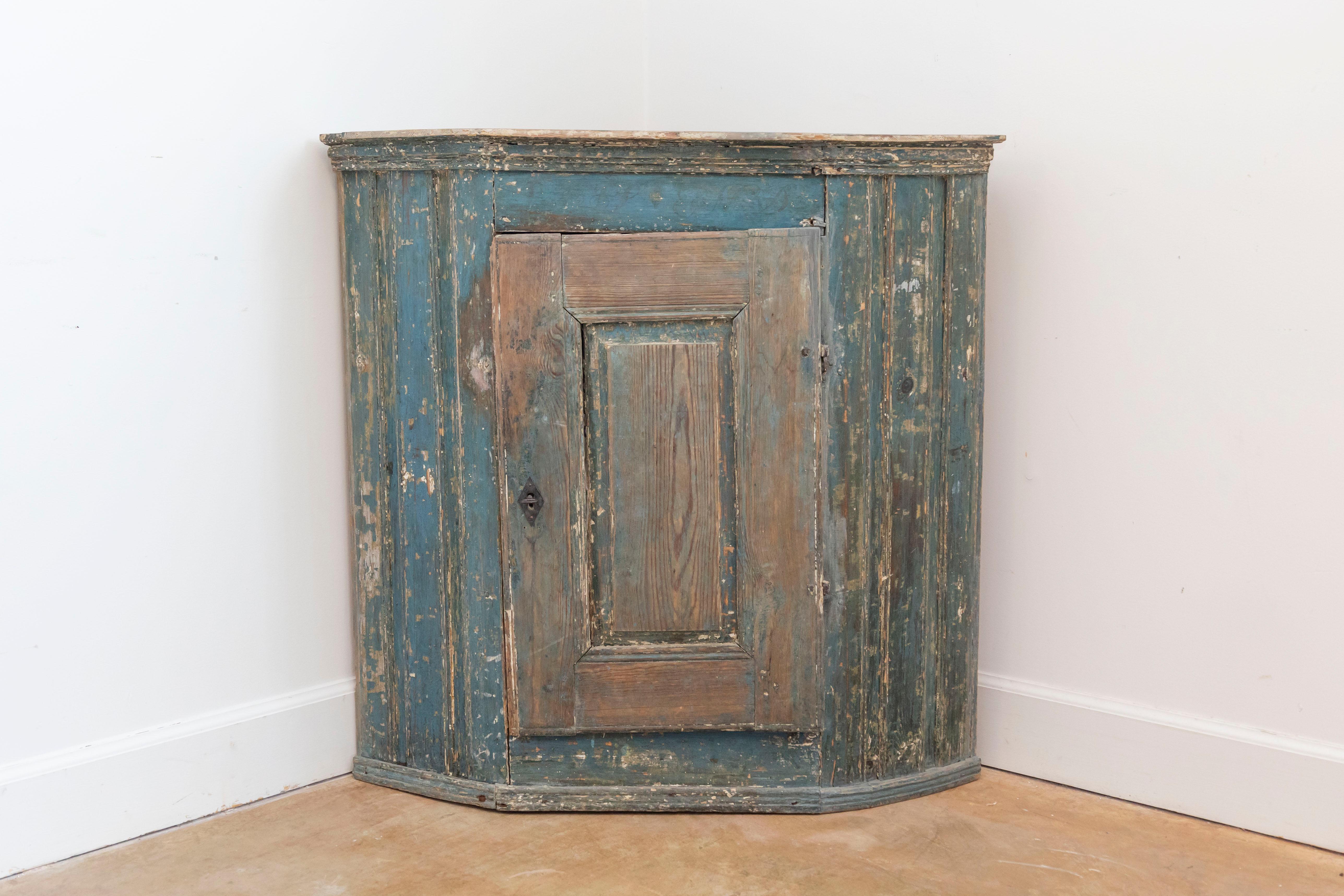 Gustaviano Armadio ad angolo svedese del periodo gustaviano del 1790, dipinto di blu e appeso al muro in vendita