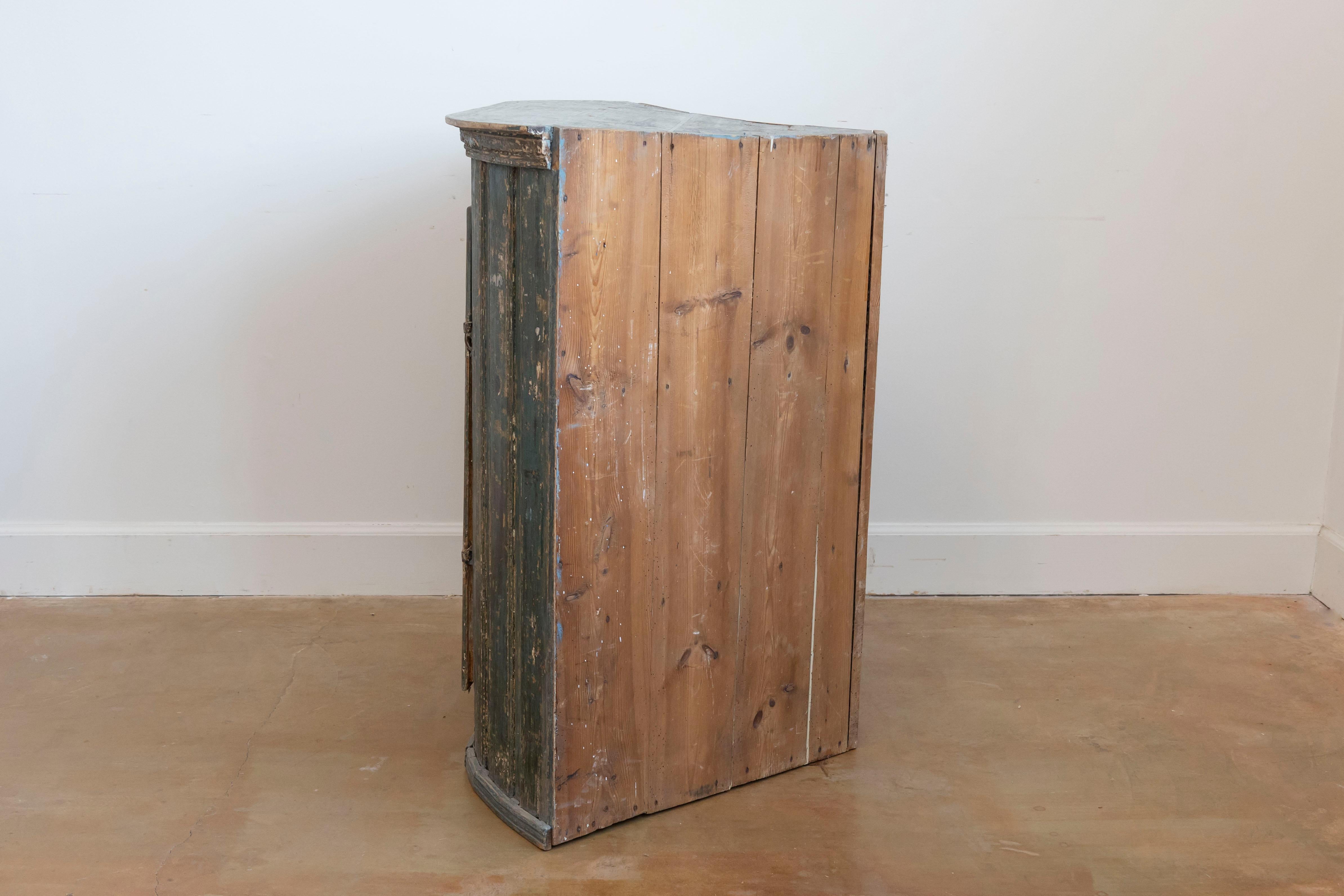 Legno Armadio ad angolo svedese del periodo gustaviano del 1790, dipinto di blu e appeso al muro in vendita