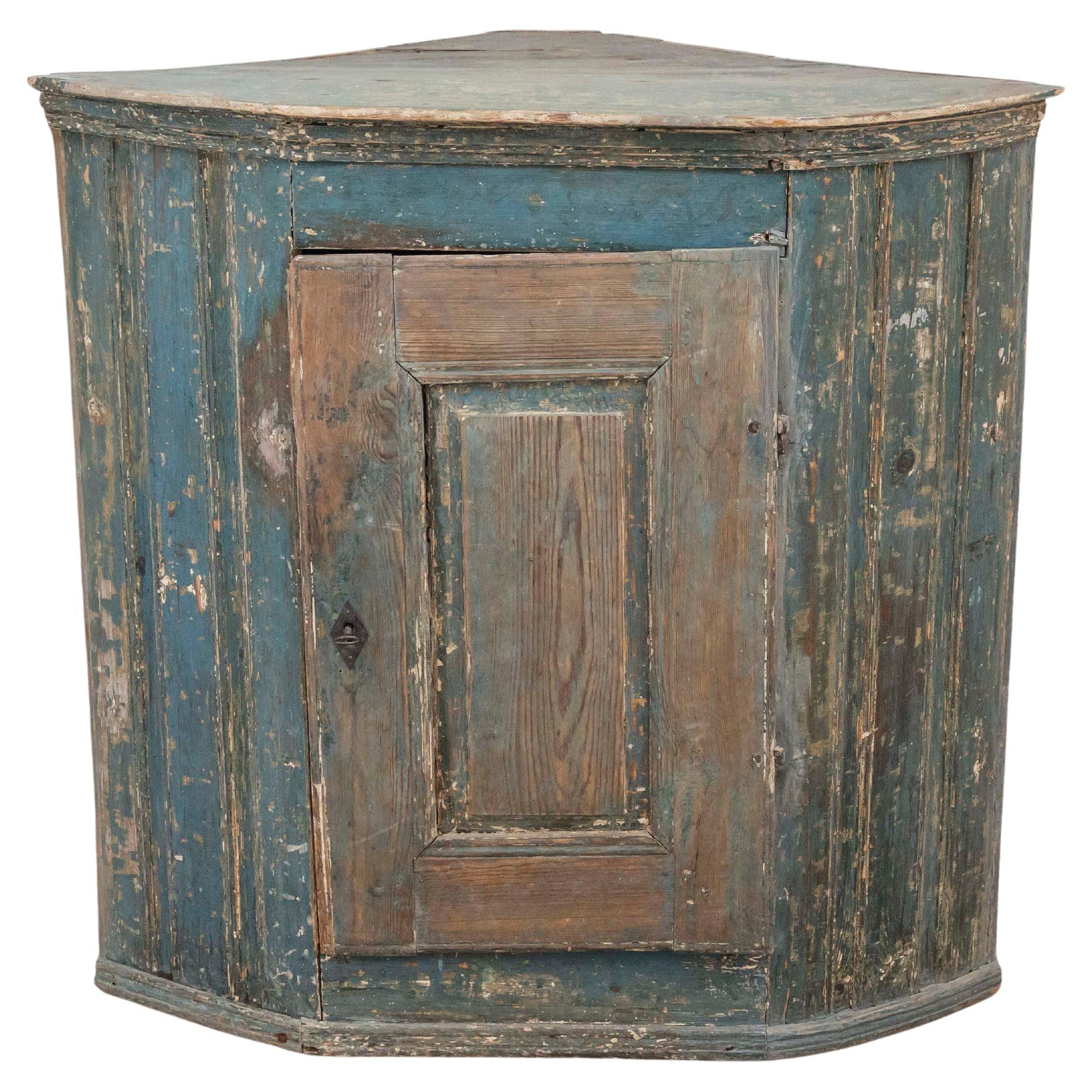Armadio ad angolo svedese del periodo gustaviano del 1790, dipinto di blu e appeso al muro in vendita
