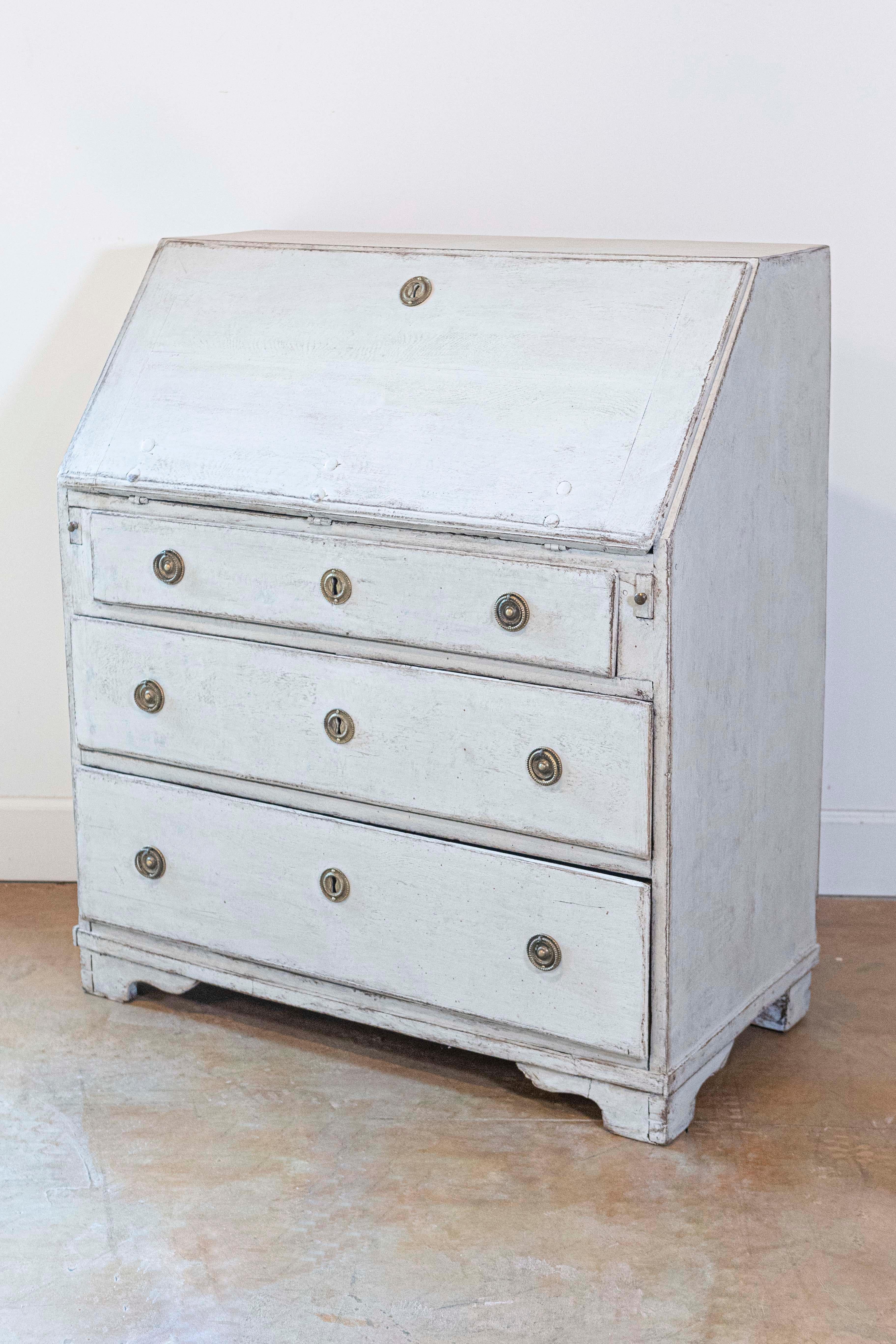 Secretaria de tres cajones de frente inclinado pintada en el periodo Gustaviano sueco de 1790 Sueco en venta