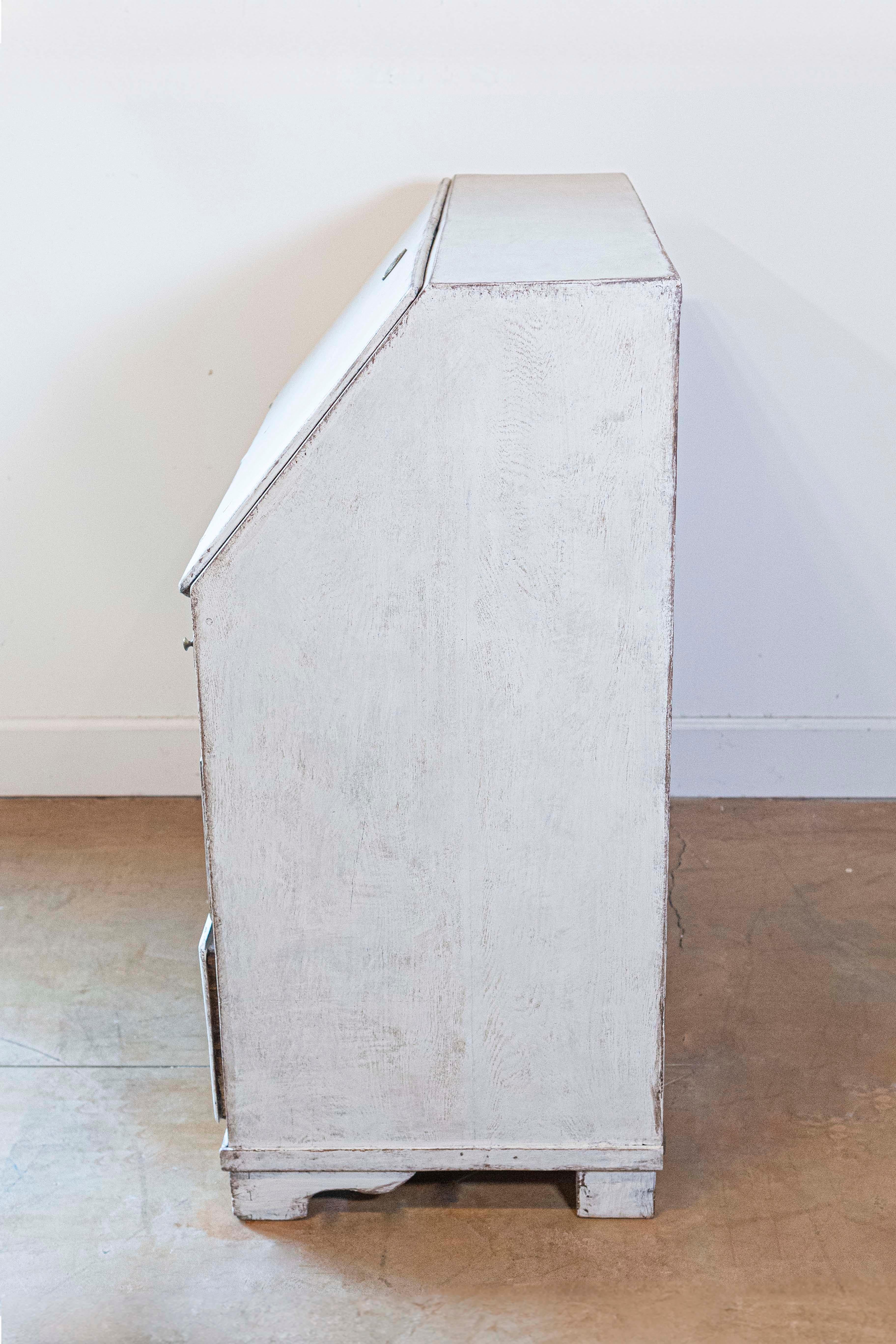 Secretaria de tres cajones de frente inclinado pintada en el periodo Gustaviano sueco de 1790 Tallado en venta