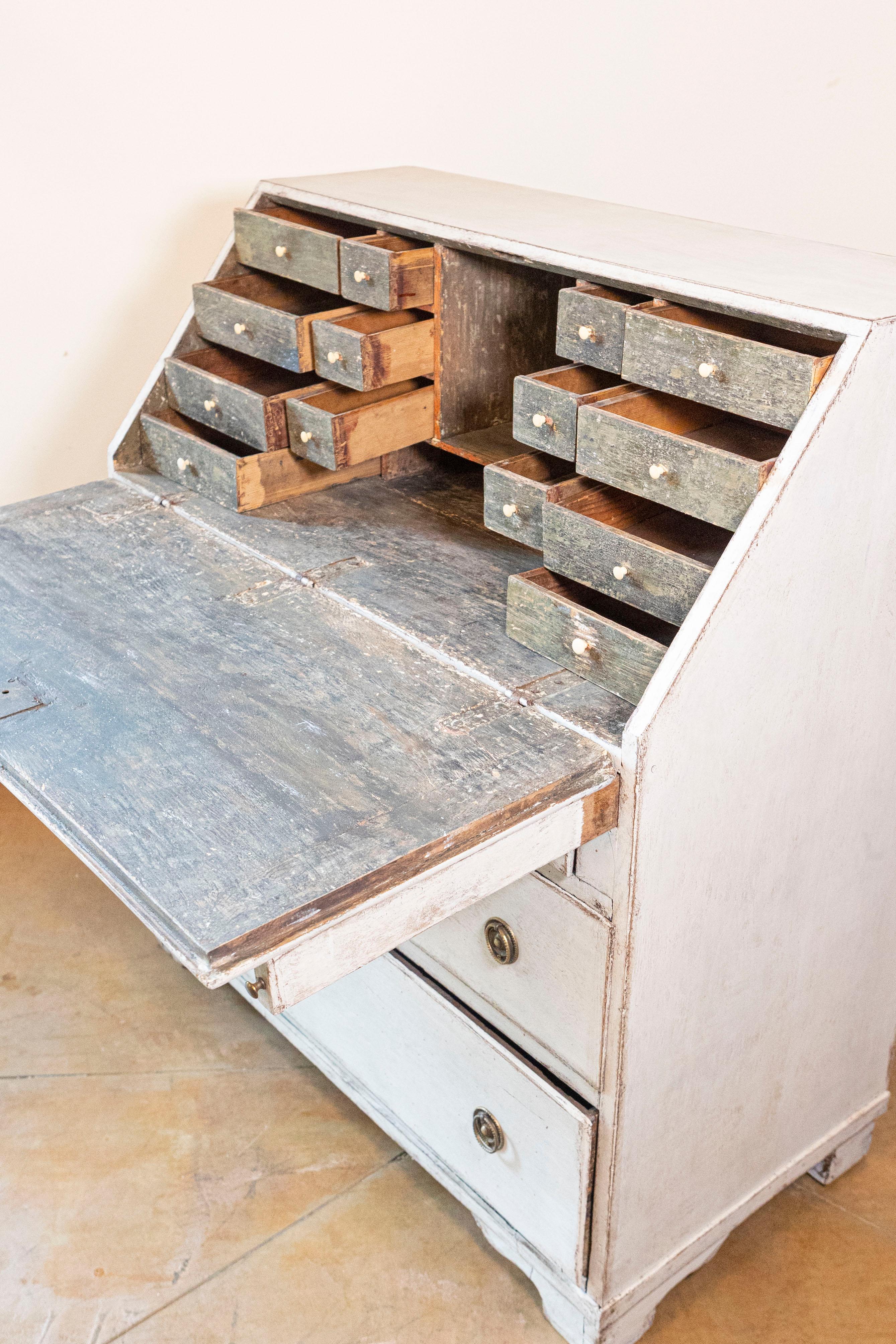Secretaria de tres cajones de frente inclinado pintada en el periodo Gustaviano sueco de 1790 en venta 1