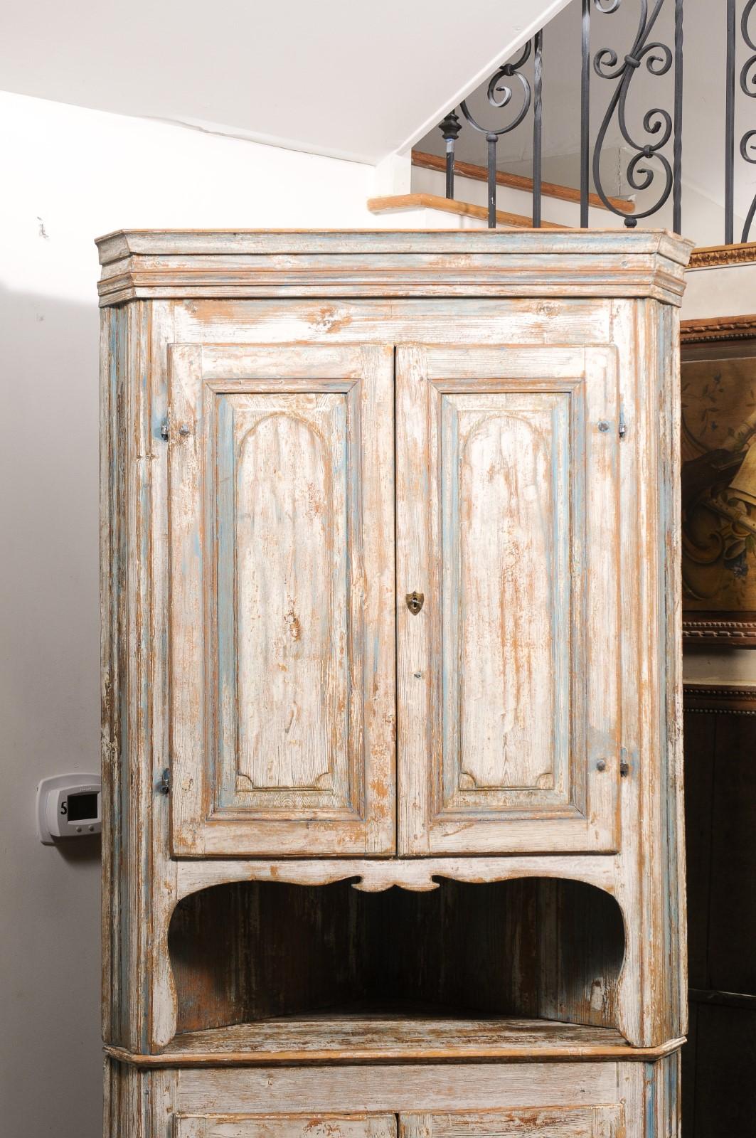 Swedish Gustavian Period 1800s Corner Cabinet with Carved Doors and Open Shelf For Sale 7