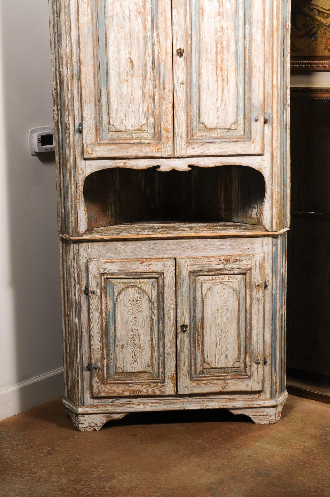Armoire d'angle suédoise d'époque gustavienne des années 1800 avec portes sculptées et étagère ouverte en vente 5