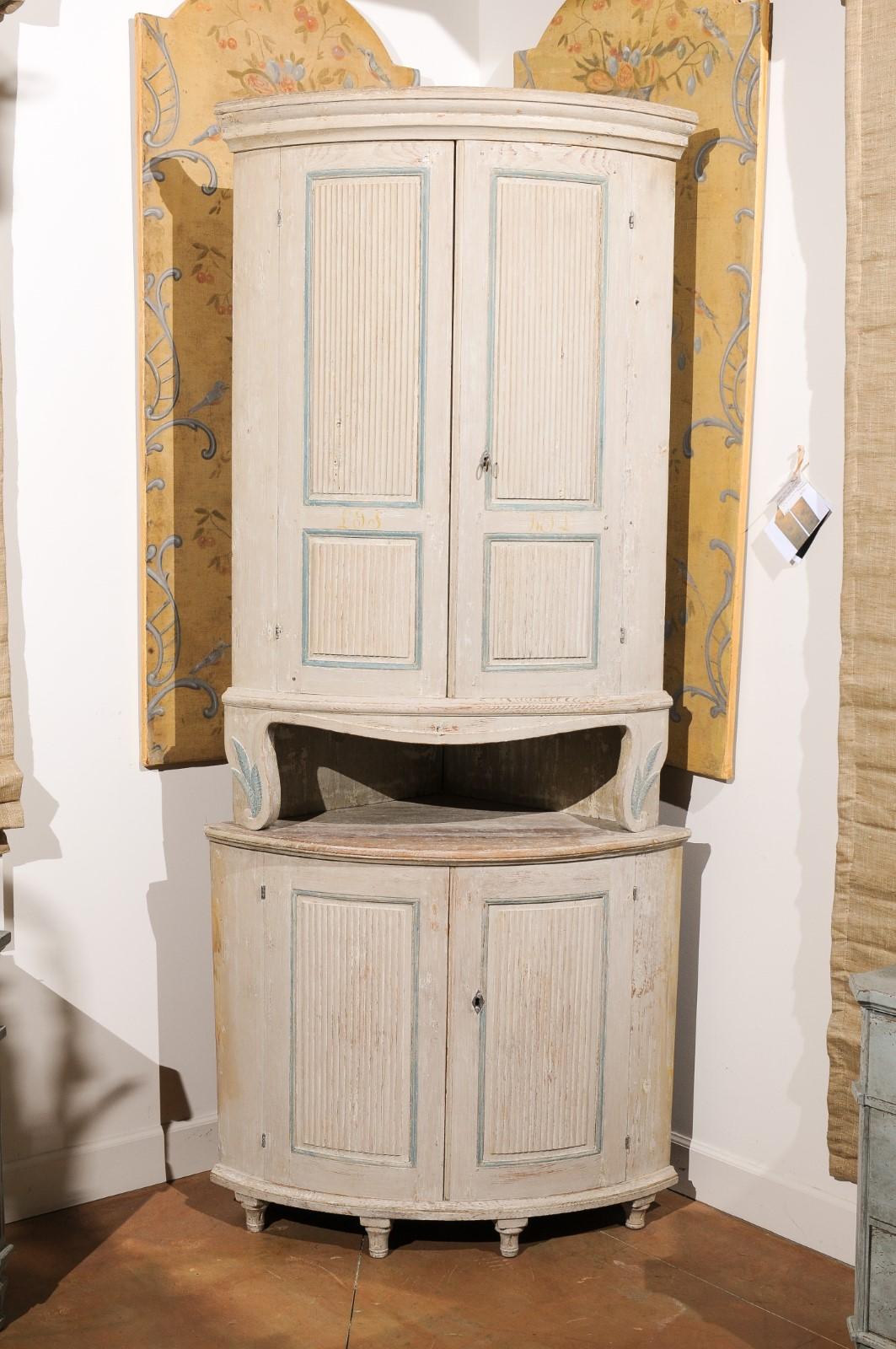 Swedish Gustavian Period 1800s Painted Corner Cabinet with Carved Foliage In Good Condition For Sale In Atlanta, GA