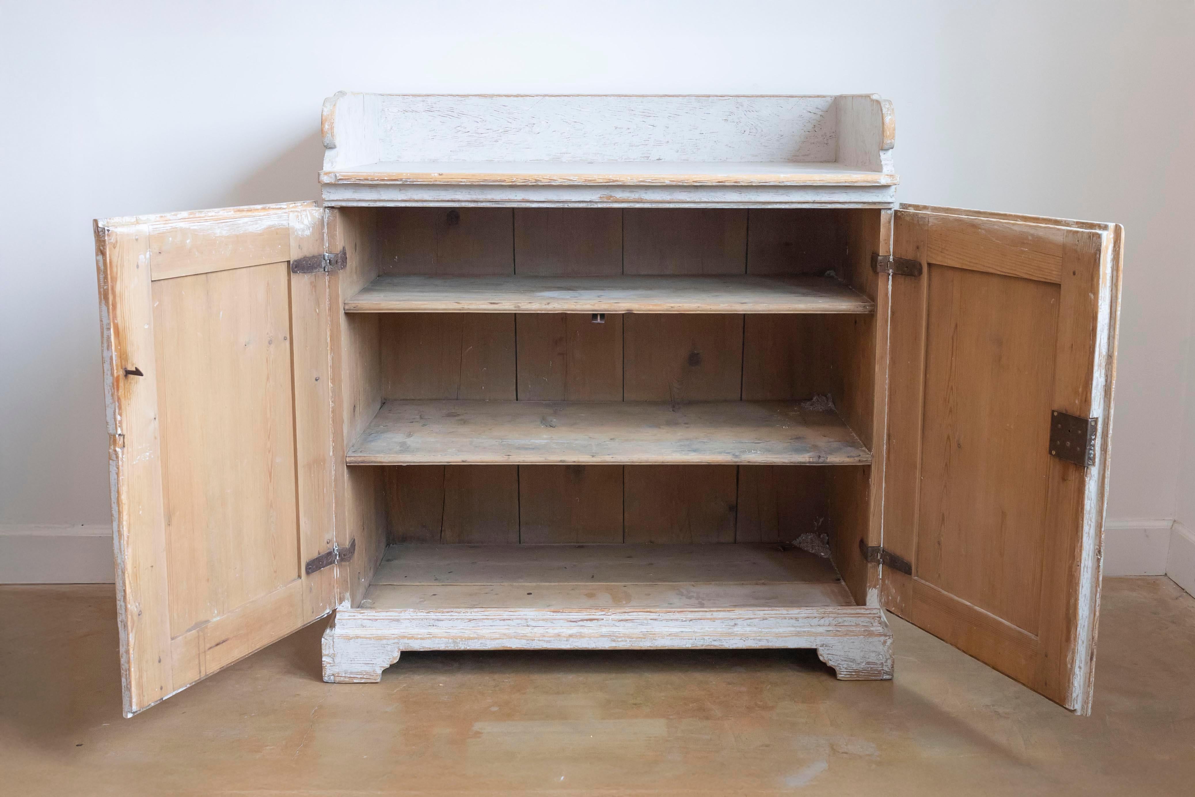 Swedish Gustavian Period 1800s Painted Wood Buffet with Carved Reeded Doors In Good Condition In Atlanta, GA