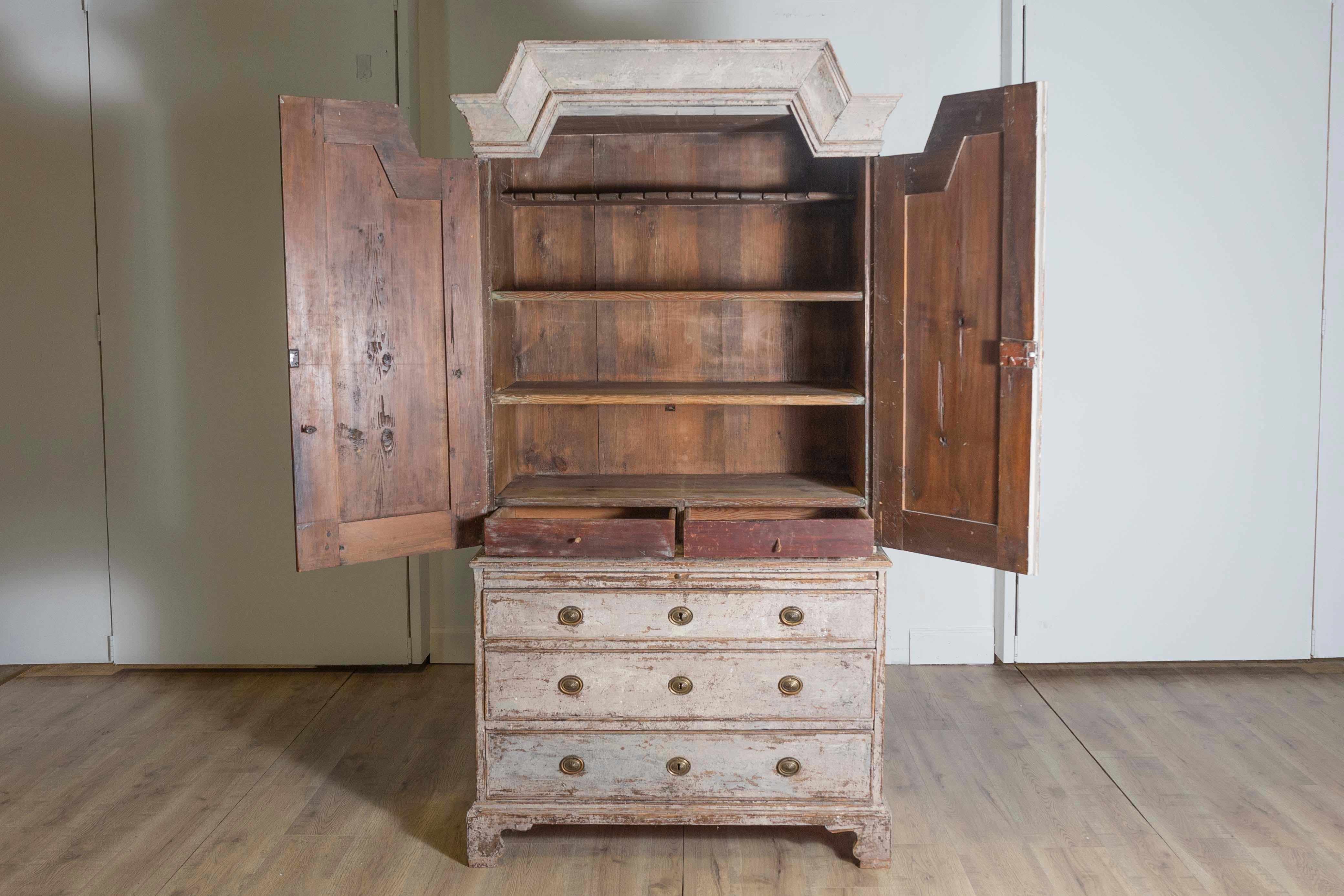 Schwedischer Schrank aus bemaltem Holz mit Türen und Schubladen aus der Gustavianischen Periode 1802 (Geschnitzt)