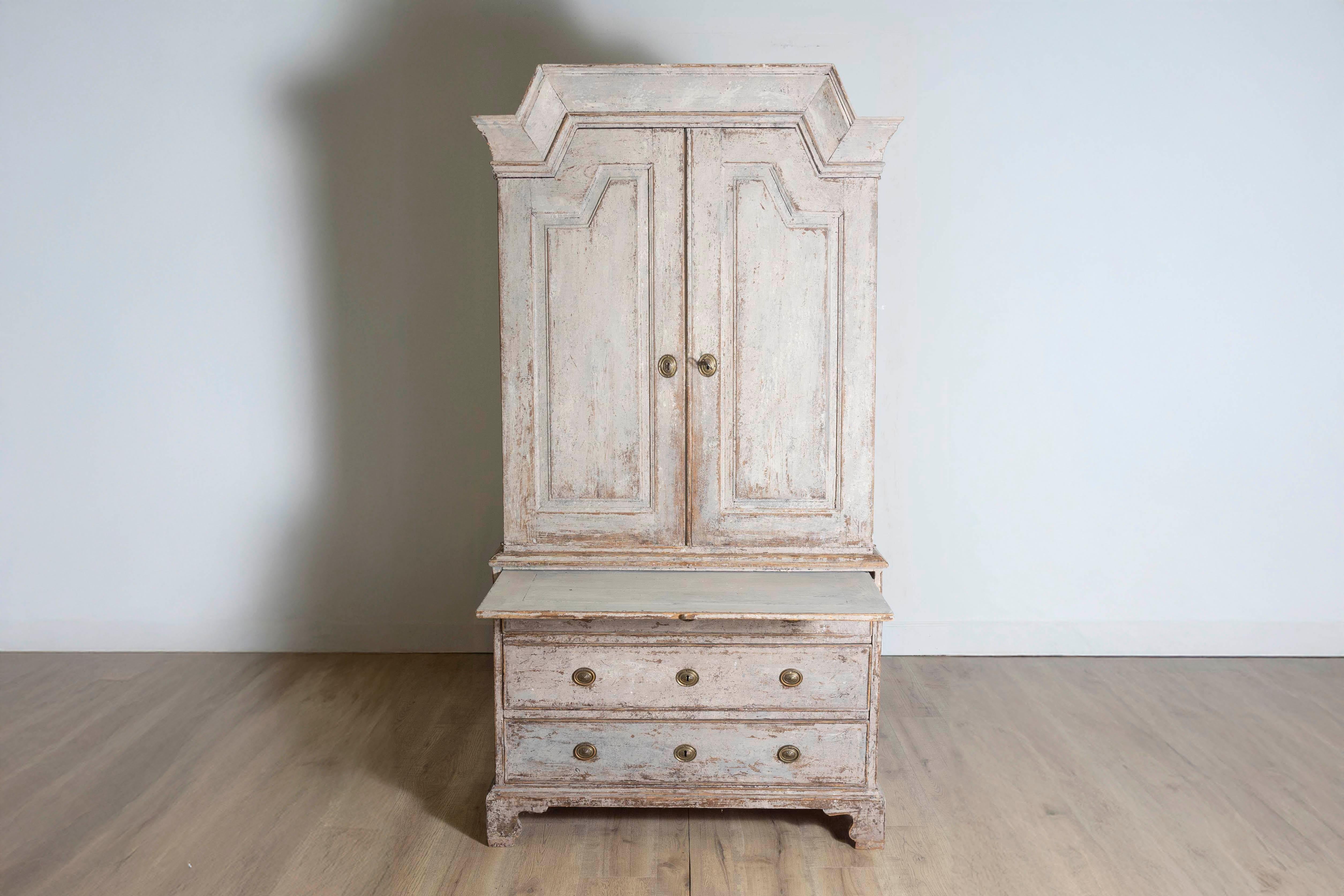 Schwedischer Schrank aus bemaltem Holz mit Türen und Schubladen aus der Gustavianischen Periode 1802 im Zustand „Gut“ in Atlanta, GA