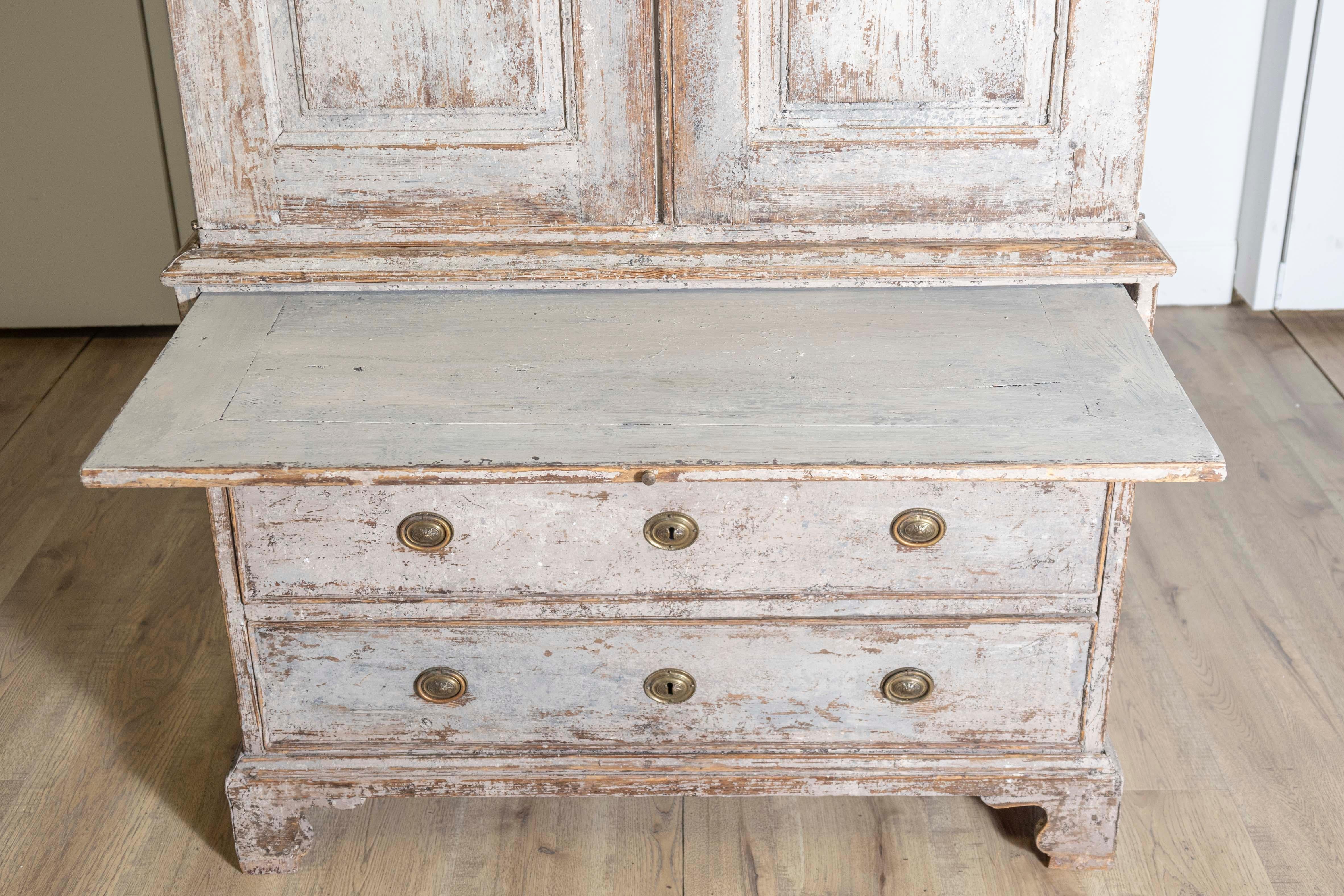 Schwedischer Schrank aus bemaltem Holz mit Türen und Schubladen aus der Gustavianischen Periode 1802 (19. Jahrhundert)