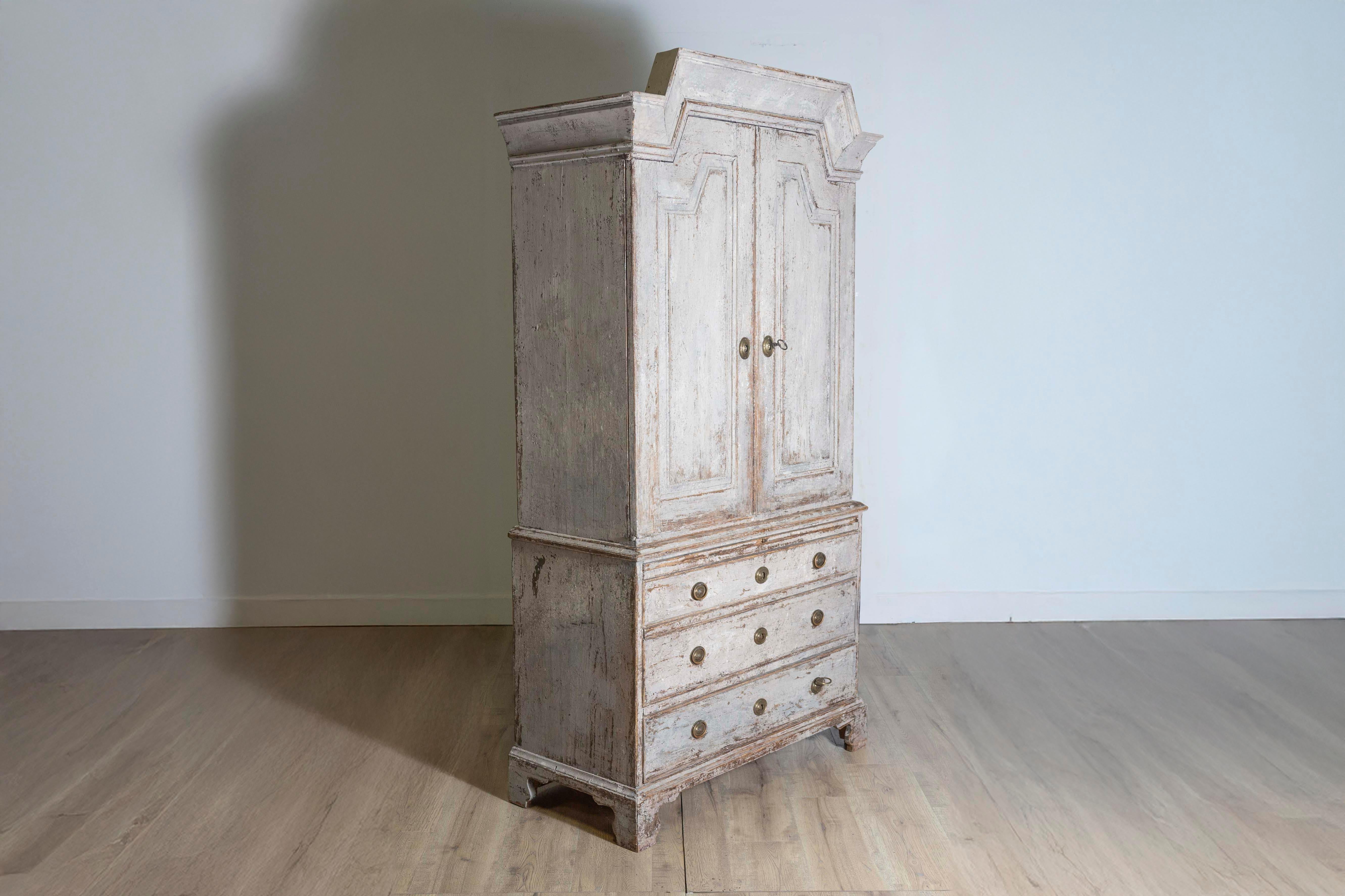 Schwedischer Schrank aus bemaltem Holz mit Türen und Schubladen aus der Gustavianischen Periode 1802 (Messing)