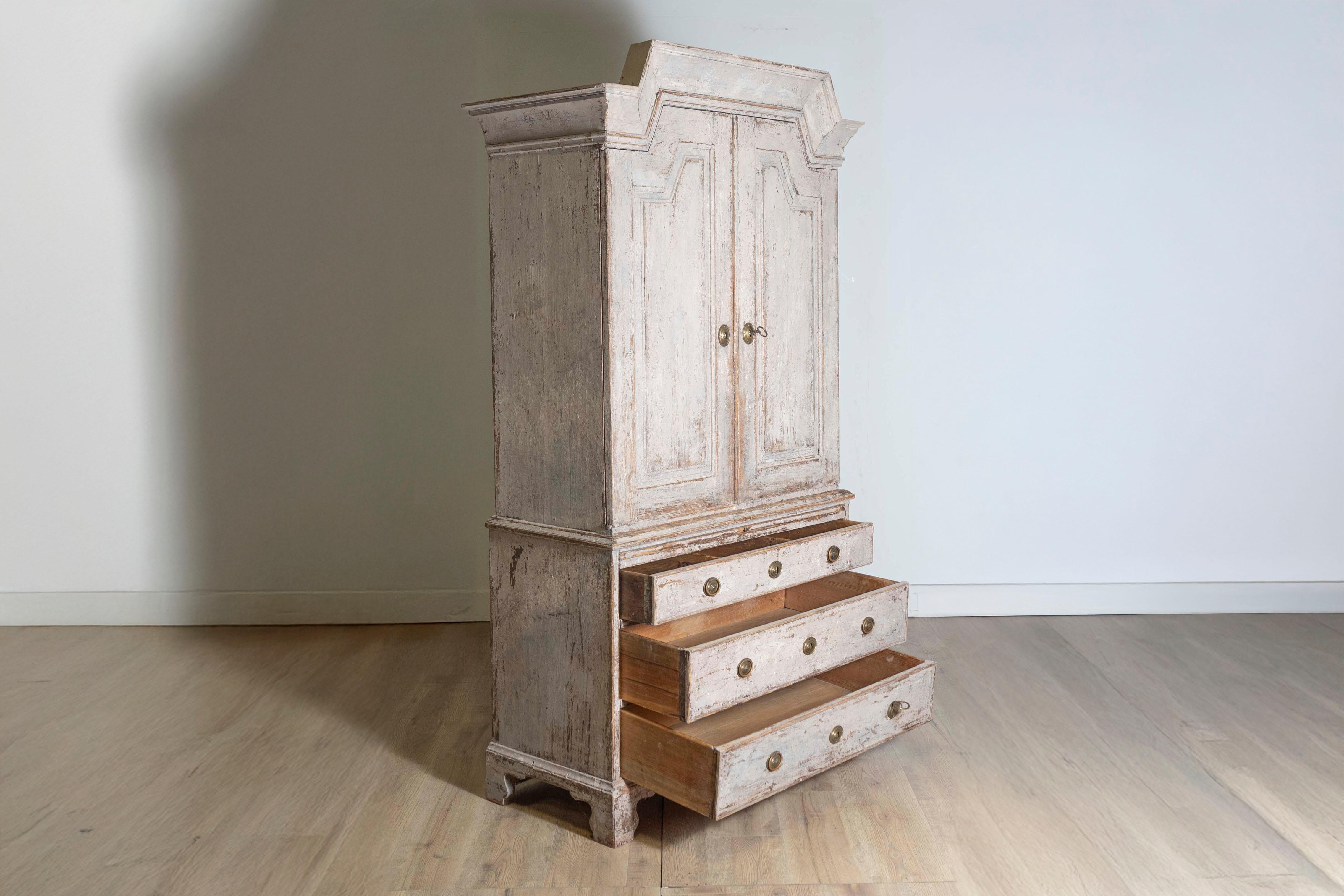 Schwedischer Schrank aus bemaltem Holz mit Türen und Schubladen aus der Gustavianischen Periode 1802 1