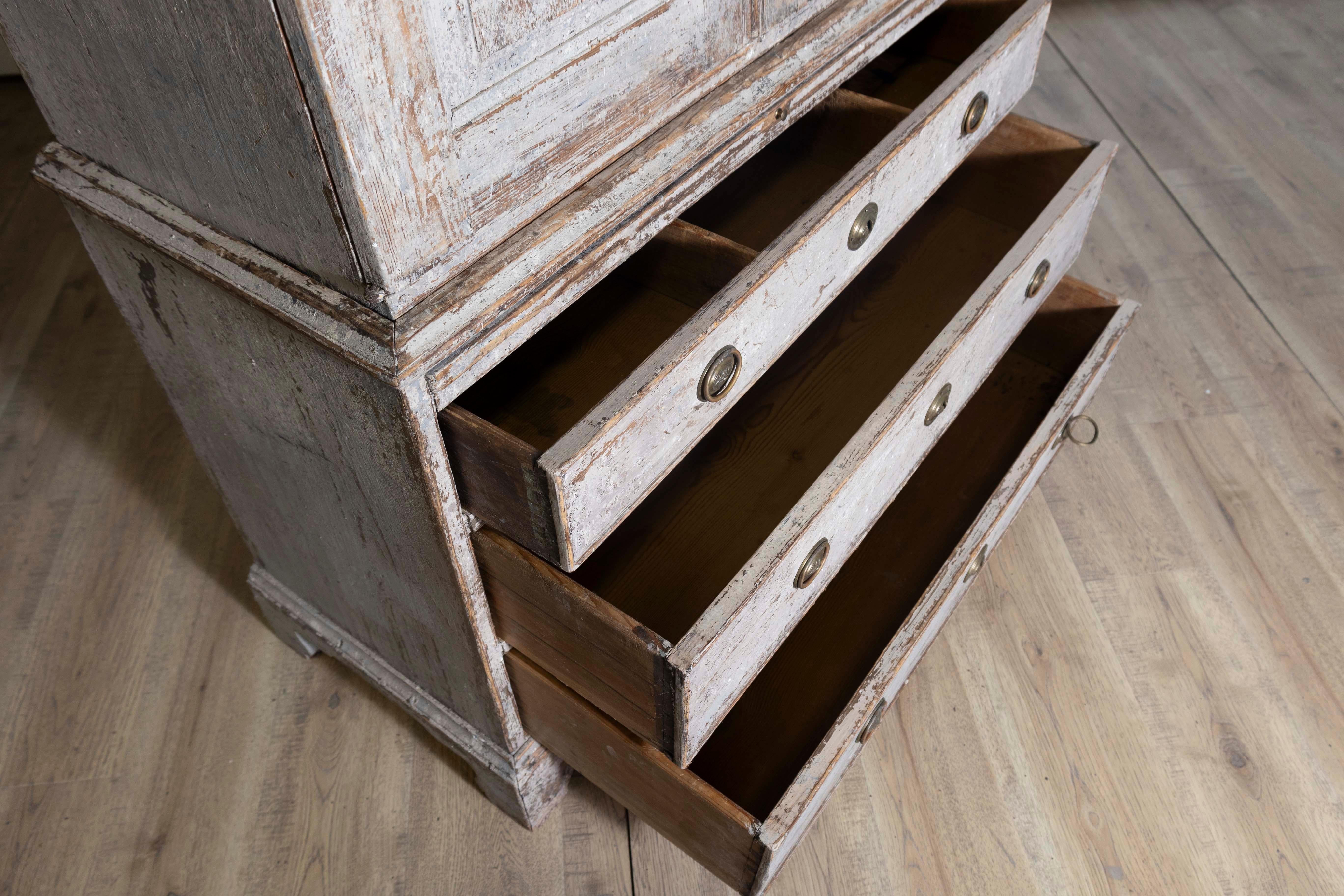 Schwedischer Schrank aus bemaltem Holz mit Türen und Schubladen aus der Gustavianischen Periode 1802 2