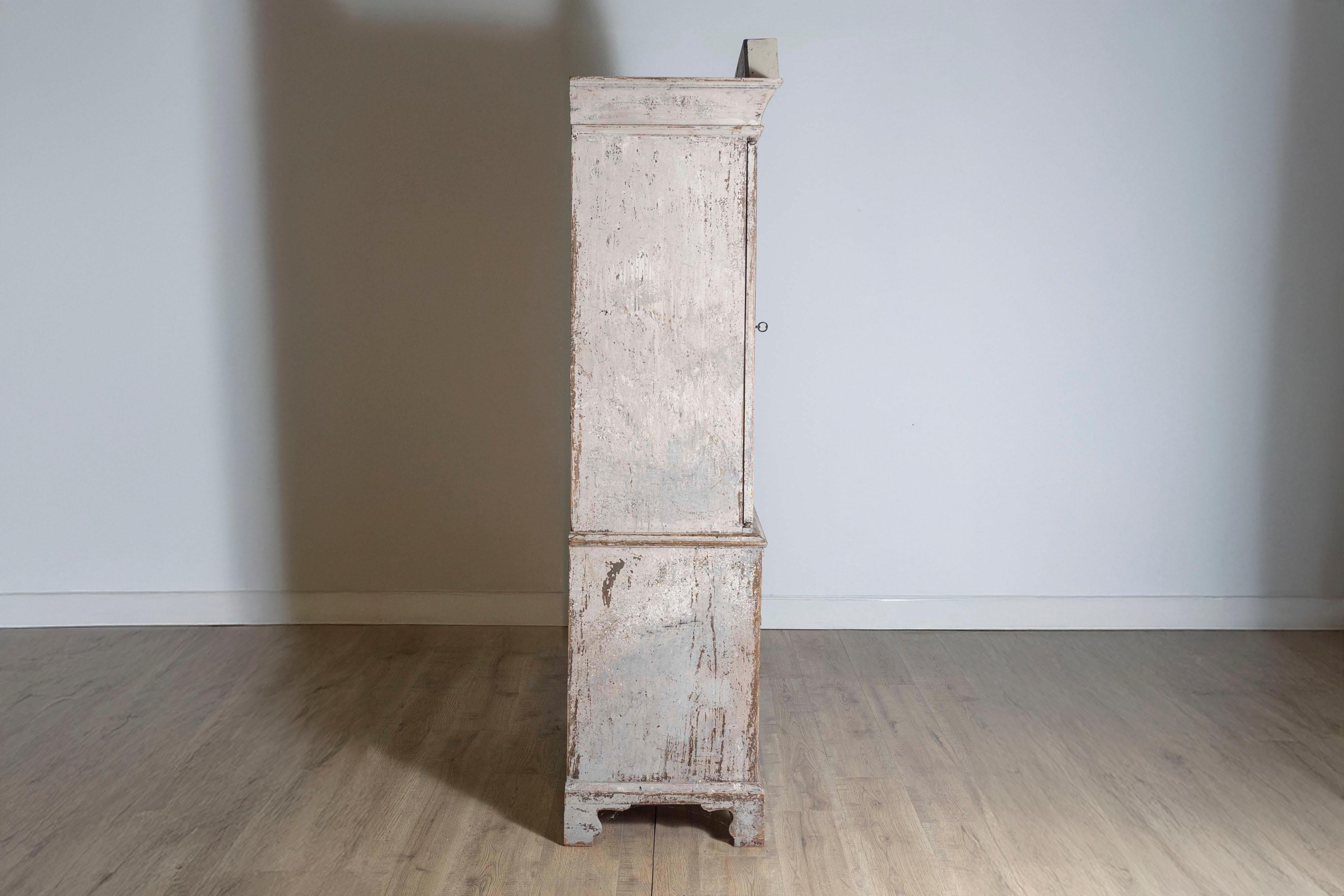 Schwedischer Schrank aus bemaltem Holz mit Türen und Schubladen aus der Gustavianischen Periode 1802 3
