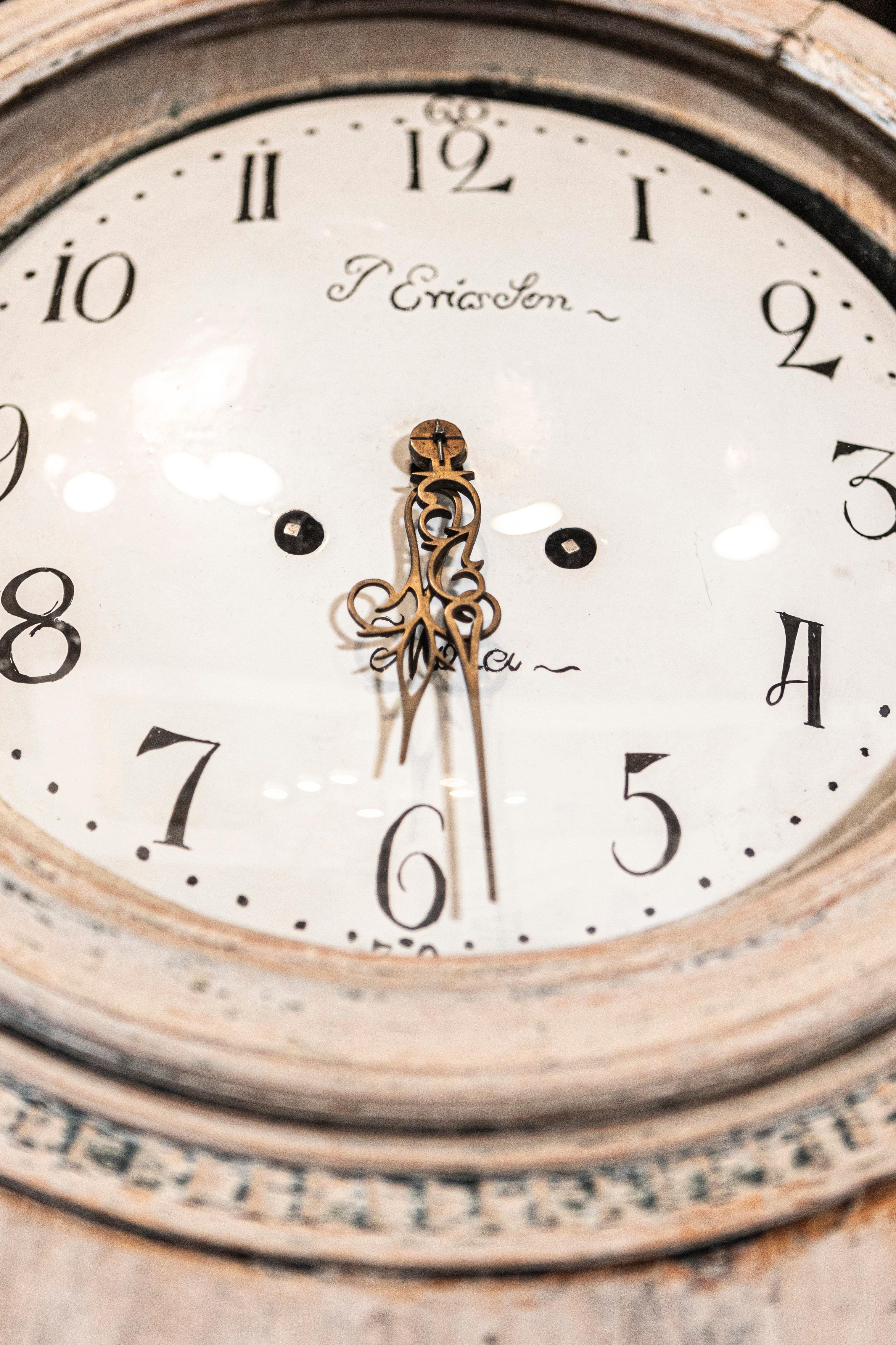 Schwedische Gustavianische Periode 1810s grau gemalt Mora Clocks mit braunen Akzenten (Emaille) im Angebot