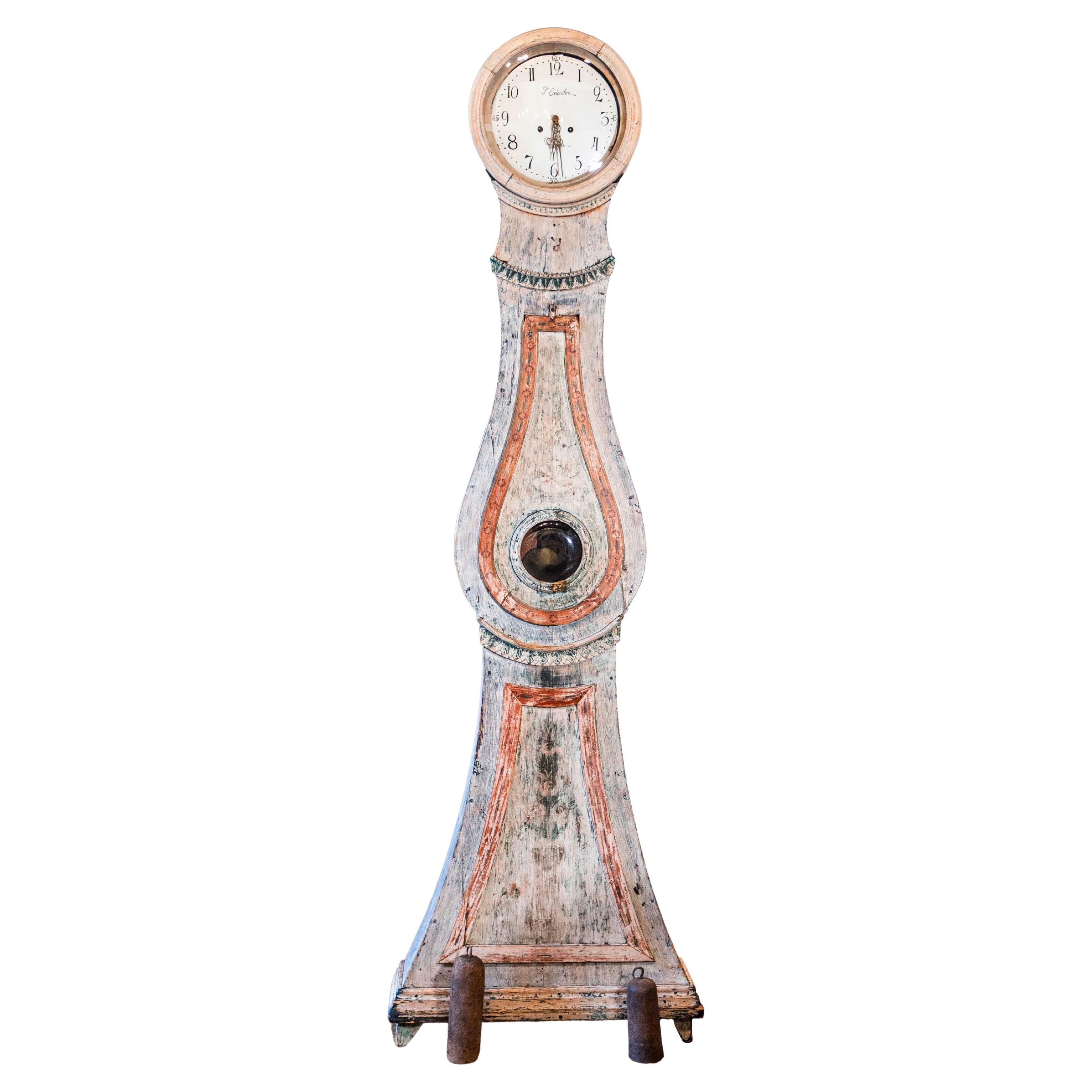 Horloge Mora suédoise de la période gustavienne des années 1810, peinte en gris avec des accents Brown