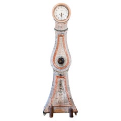 Horloge Mora suédoise de la période gustavienne des années 1810, peinte en gris avec des accents Brown