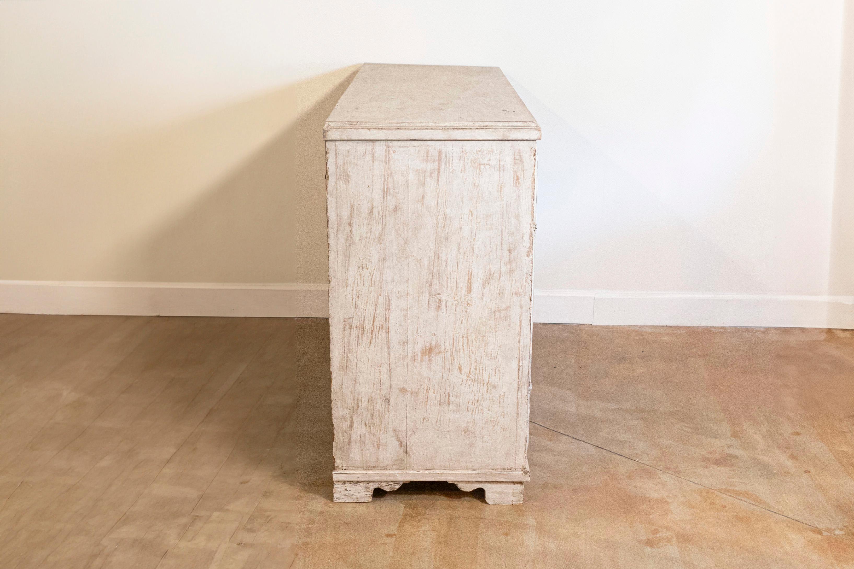 Aparador Sueco Pintado de la Época Gustaviana de 1820 con Puertas de Lengüeta y Diamantes Madera en venta