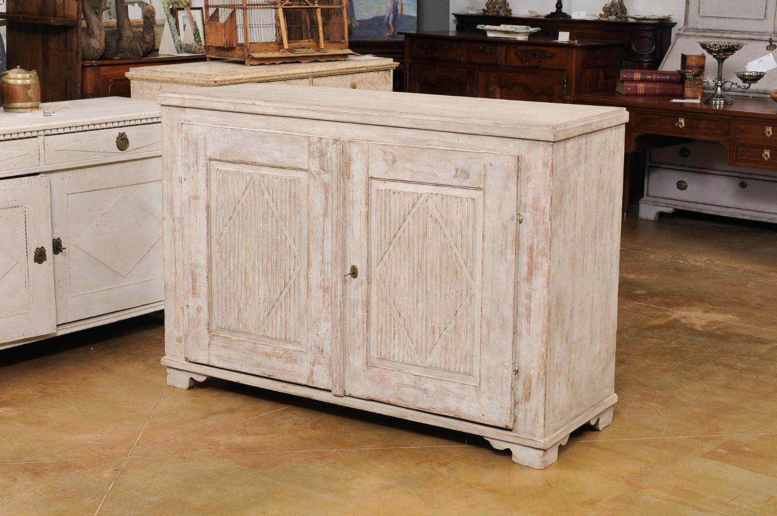 Swedish Gustavian Period 1820s Painted Sideboard with Reeded Doors and Diamonds For Sale 5