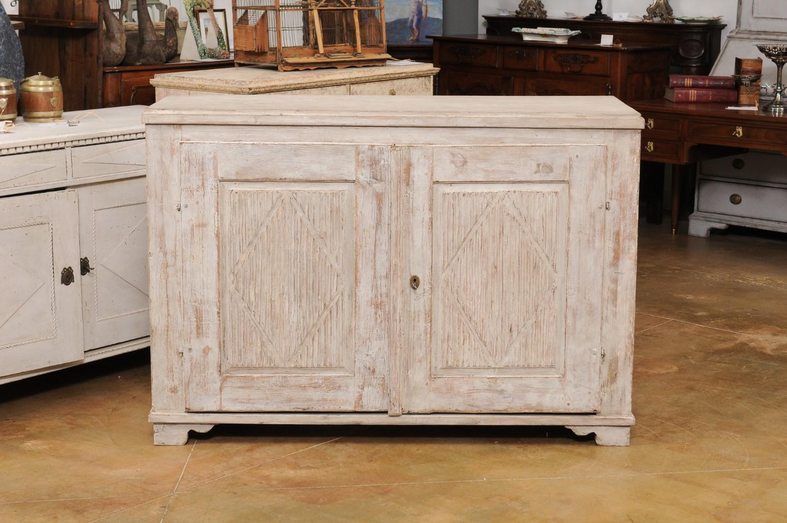 Swedish Gustavian Period 1820s Painted Sideboard with Reeded Doors and Diamonds For Sale 7