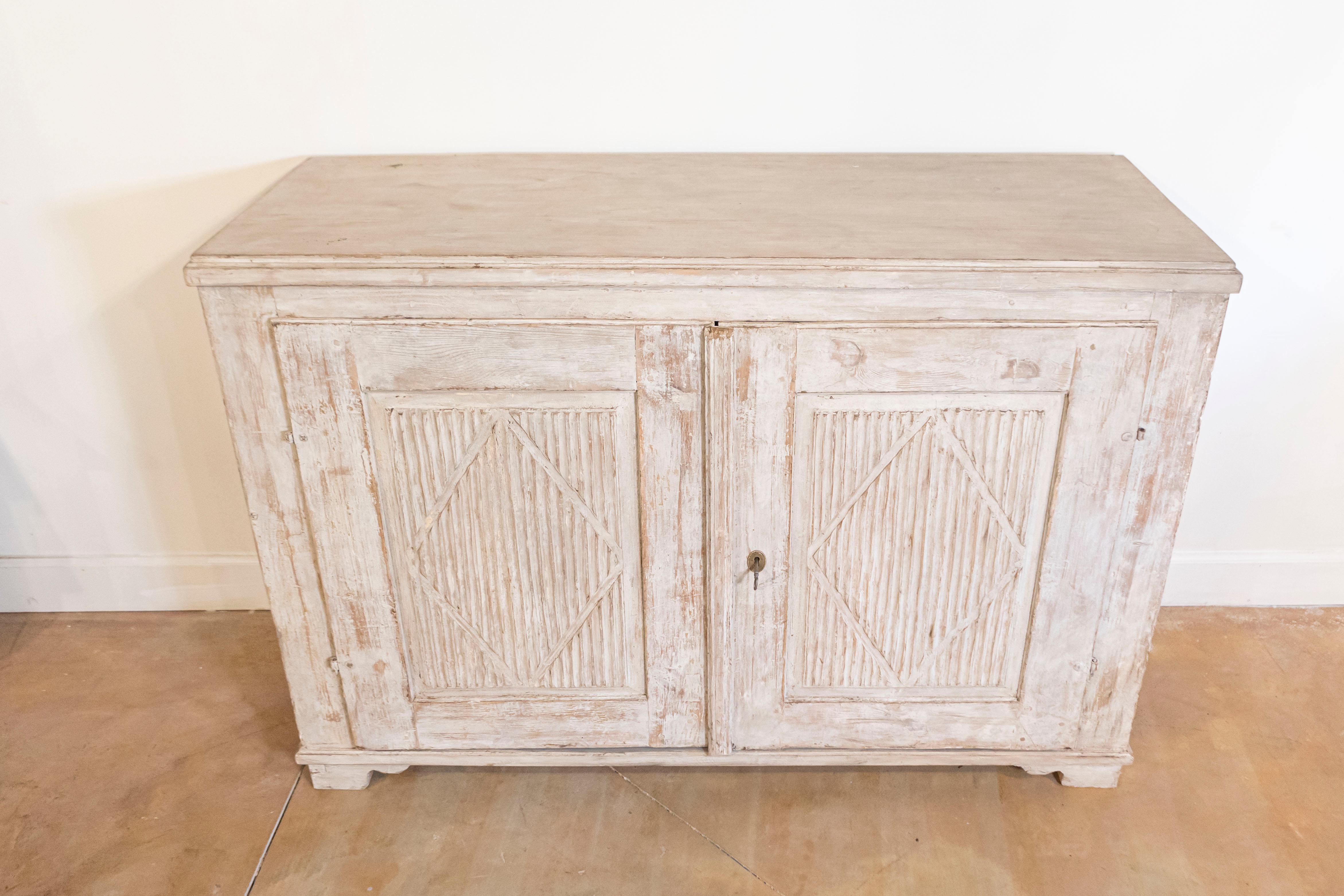 Aparador Sueco Pintado de la Época Gustaviana de 1820 con Puertas de Lengüeta y Diamantes Gustaviano en venta