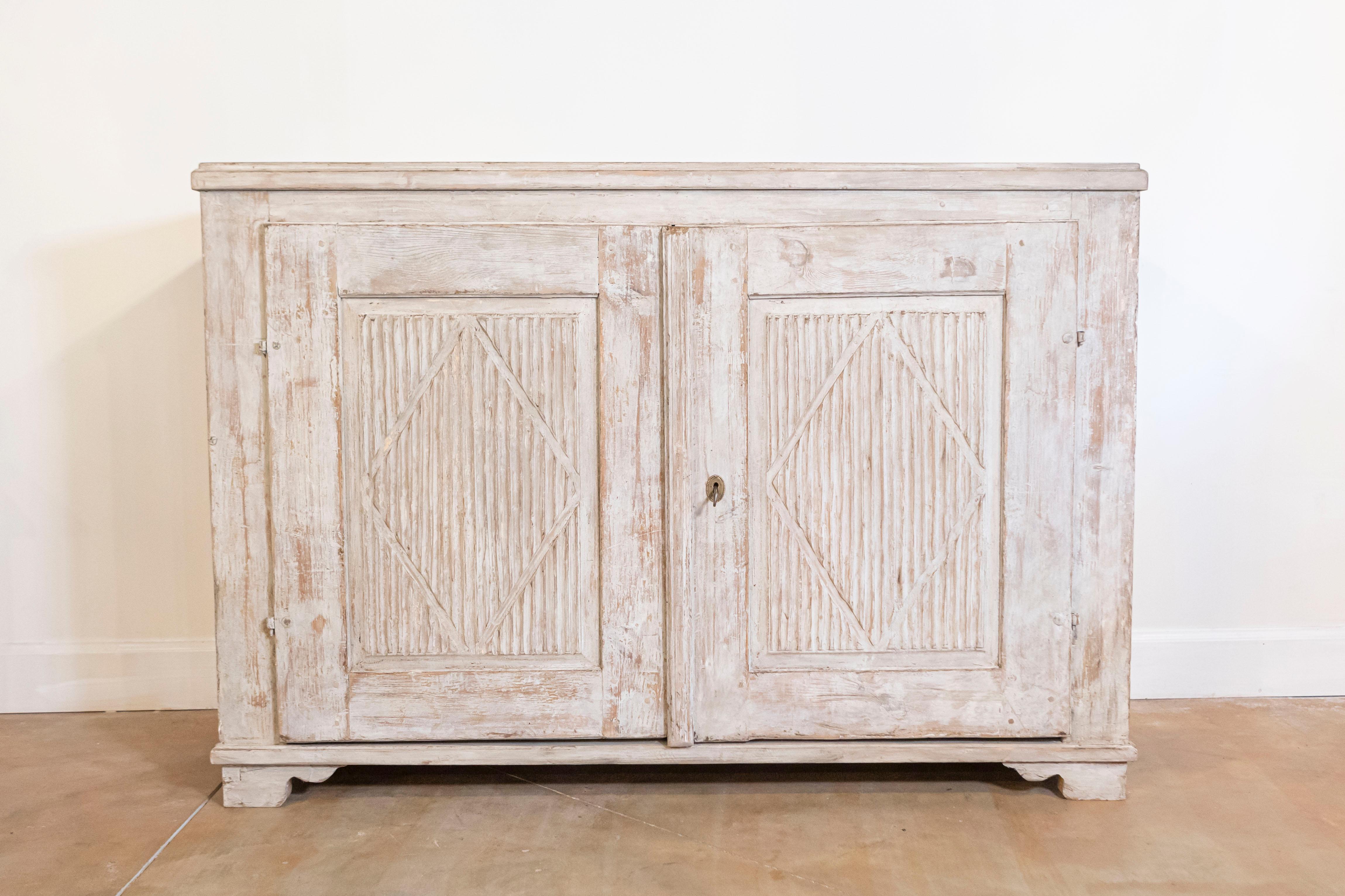 Aparador Sueco Pintado de la Época Gustaviana de 1820 con Puertas de Lengüeta y Diamantes Tallado en venta