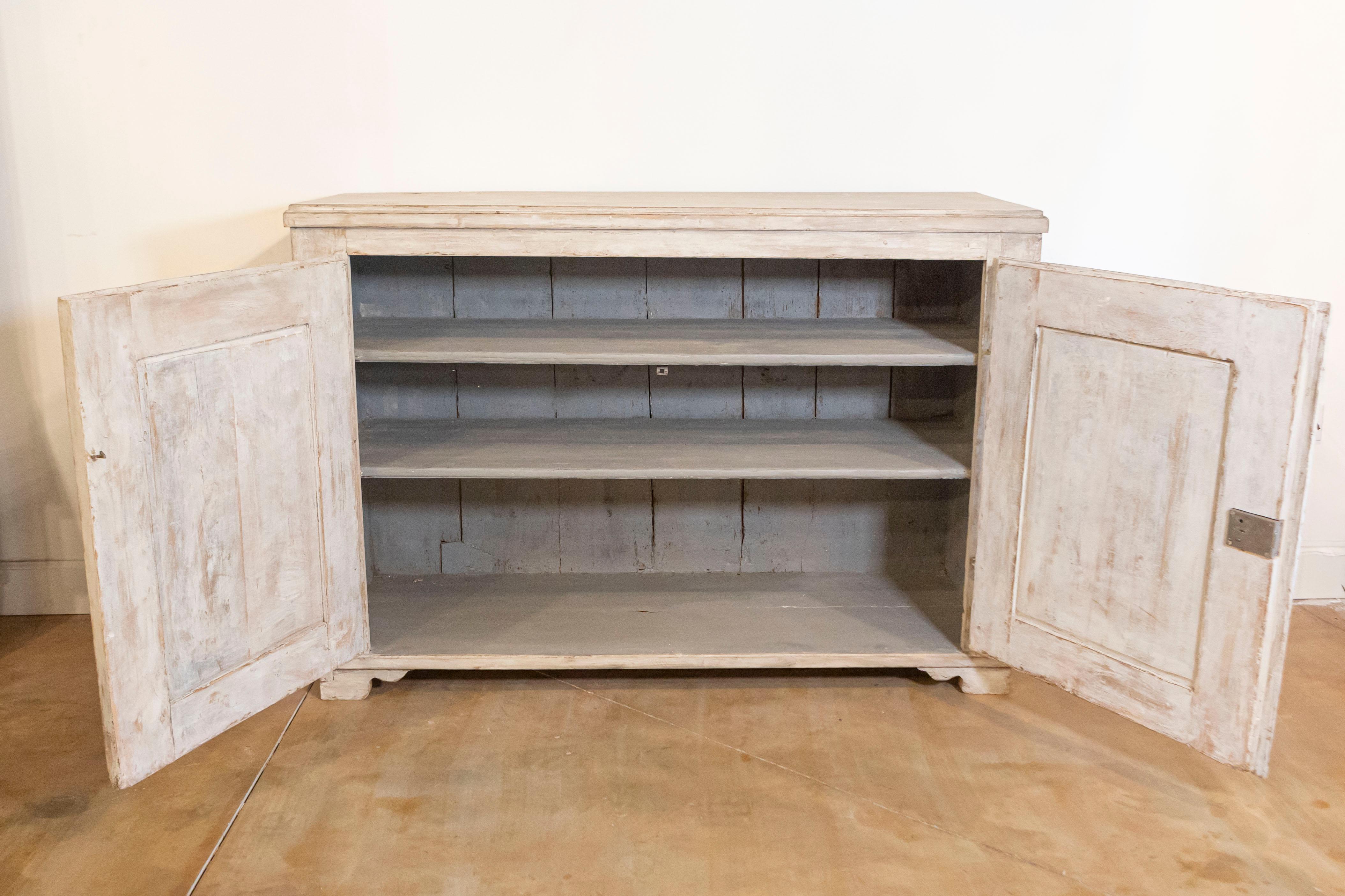 Aparador Sueco Pintado de la Época Gustaviana de 1820 con Puertas de Lengüeta y Diamantes en Bueno estado para la venta en Atlanta, GA