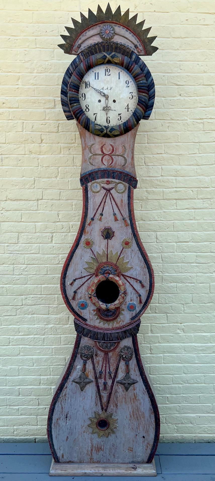 Eines der schönsten signierten Beispiele einer schwedischen Mora-Langgehäuseuhr aus dem späten 18. Die dekorativen Schnitzereien sind exquisit und die Bemalung ist früh und wahrscheinlich original. Das Uhrwerk funktioniert zwar, müsste aber nach der
