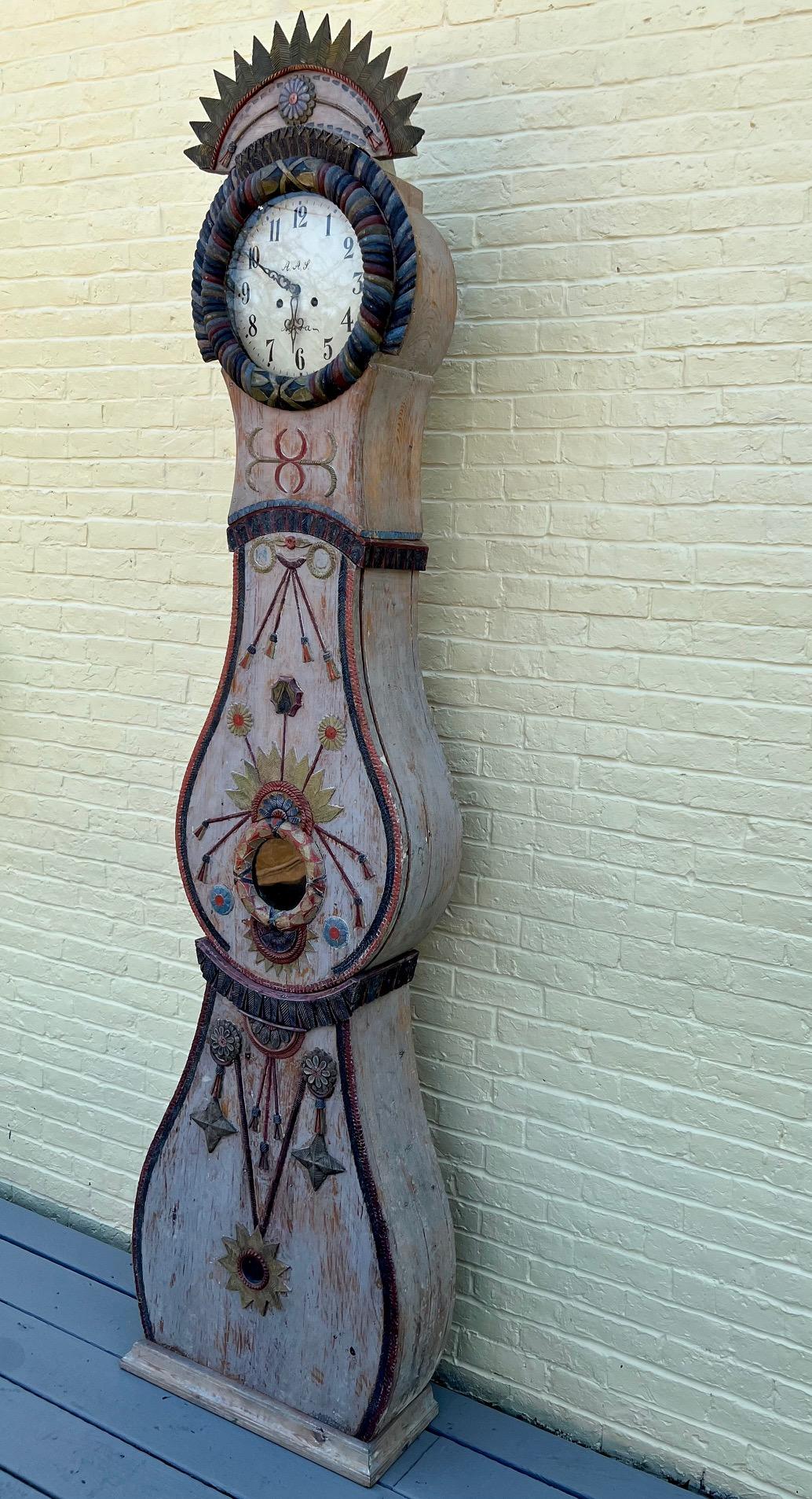 Schwedische geschnitzte und polychrom bemalte, signierte Mora-Uhr aus der Gustavianischen Periode im Zustand „Gut“ im Angebot in Wiscasset, ME
