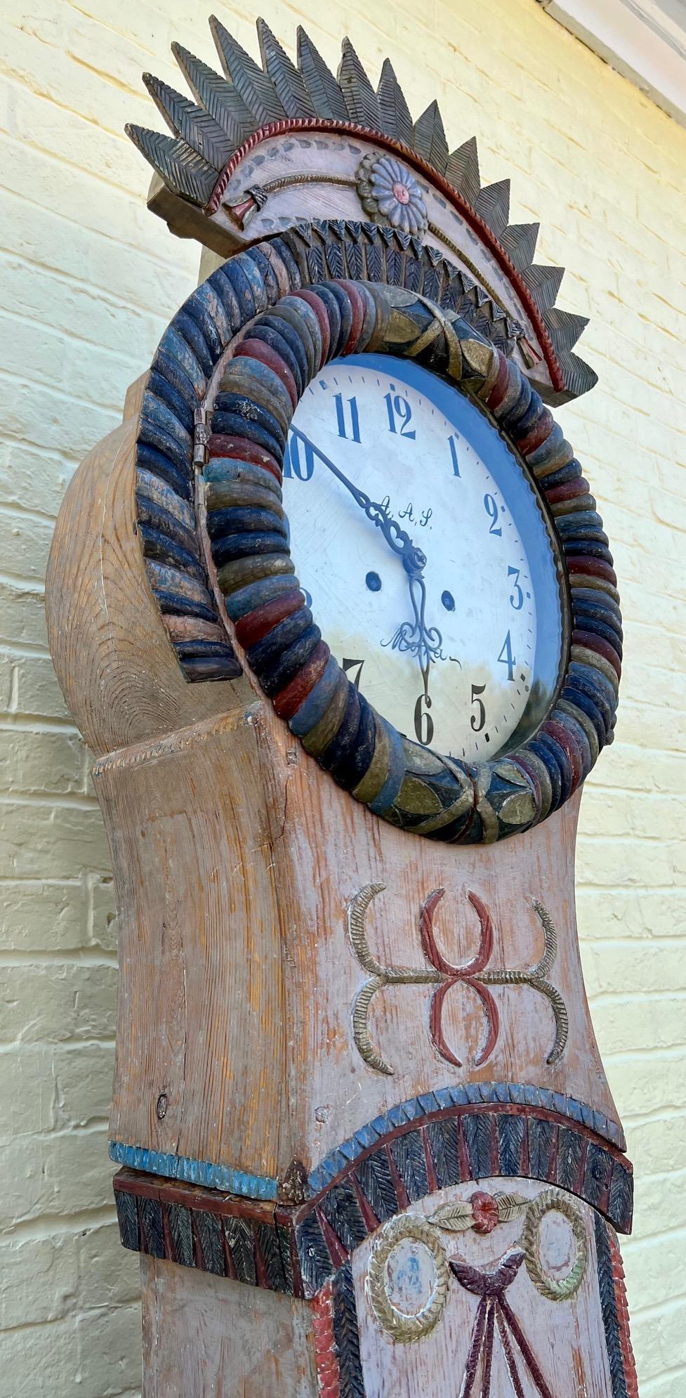 Suédois Horloge suédoise d'époque gustavienne sculptée et peinte en polychrome signée Mora en vente