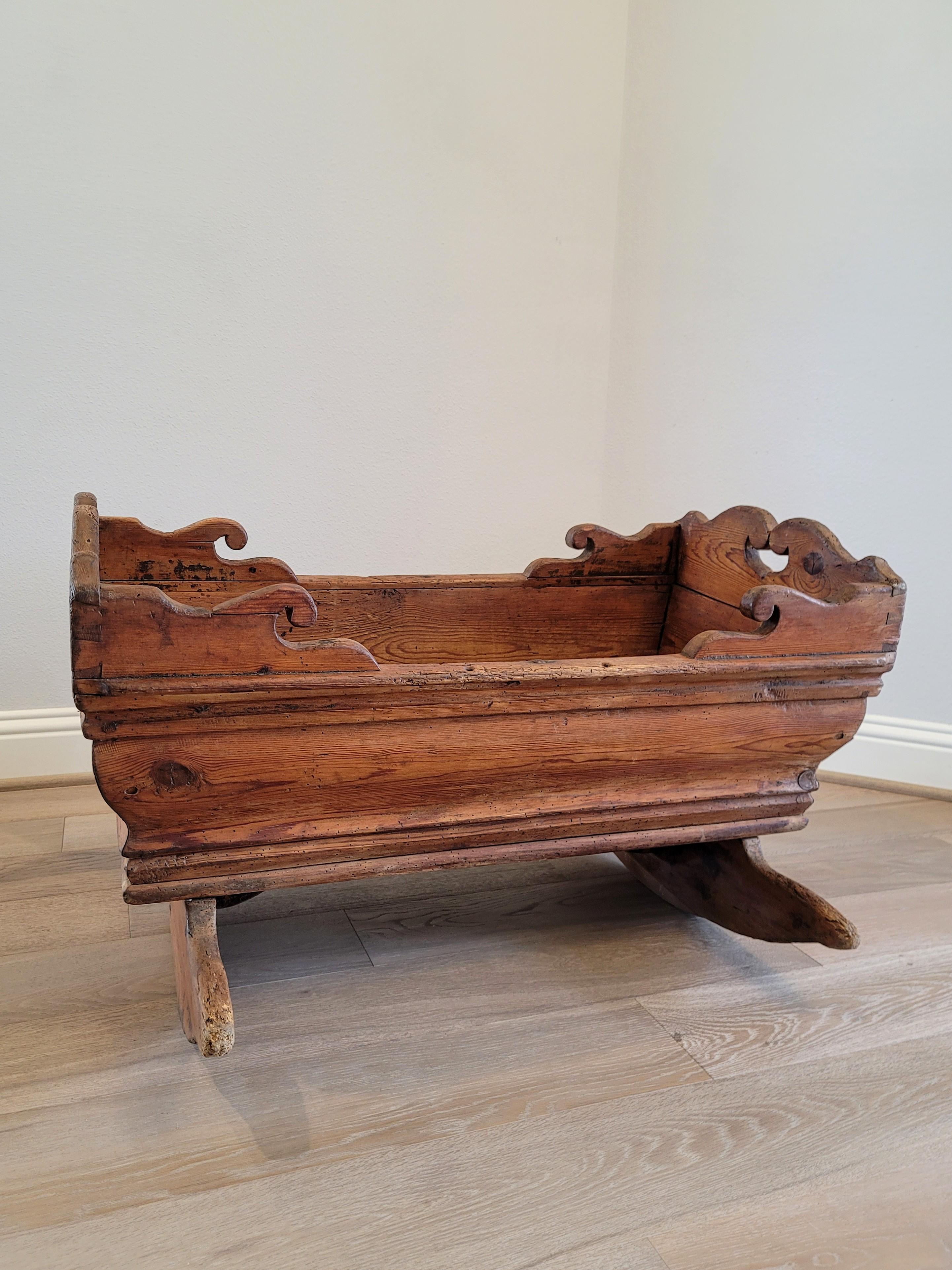Antiguo Periodo Sueco Gustaviano Rústico Granja de Pino Cuna Papelera en venta 6