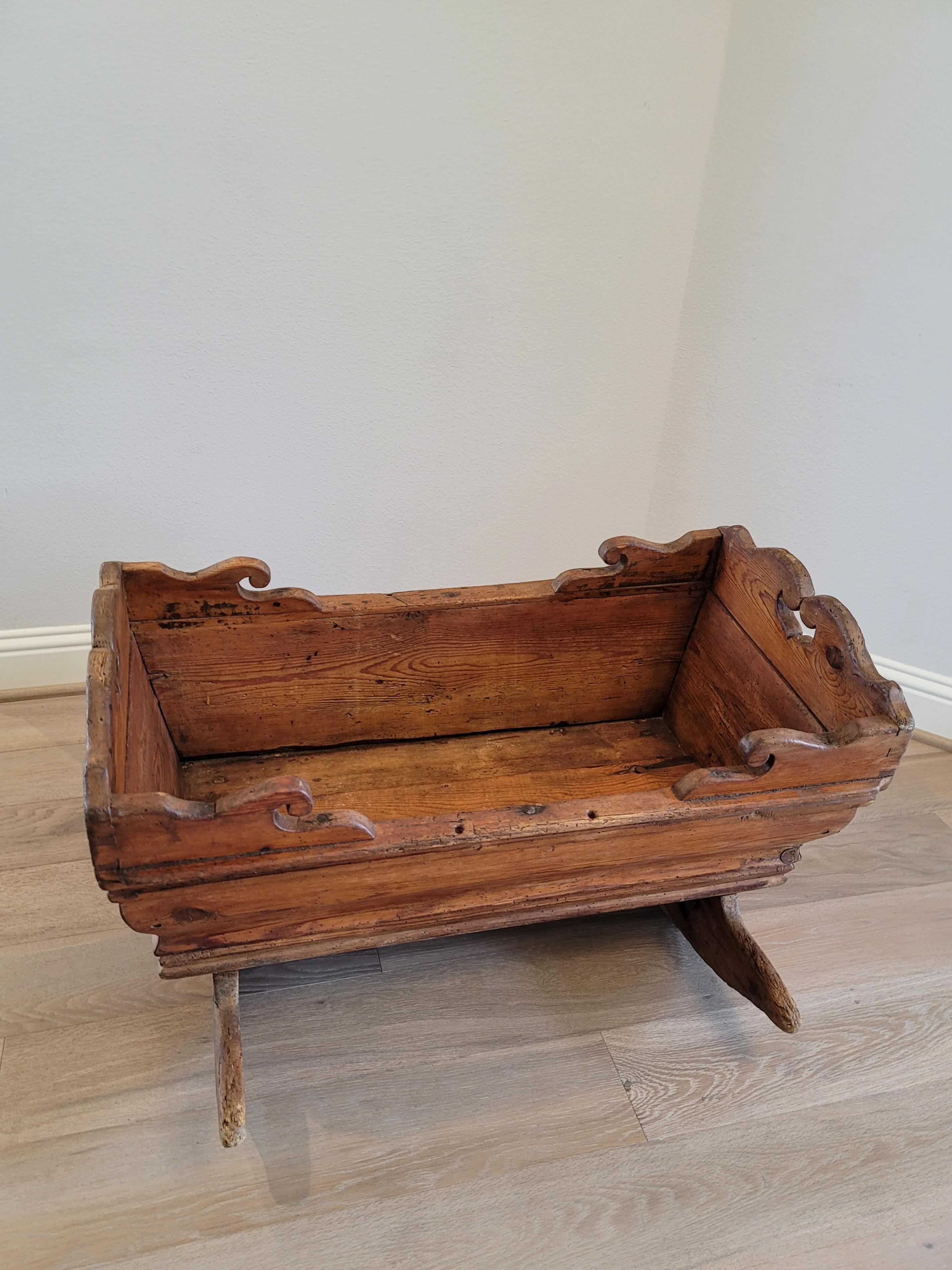 Antiguo Periodo Sueco Gustaviano Rústico Granja de Pino Cuna Papelera en venta 9